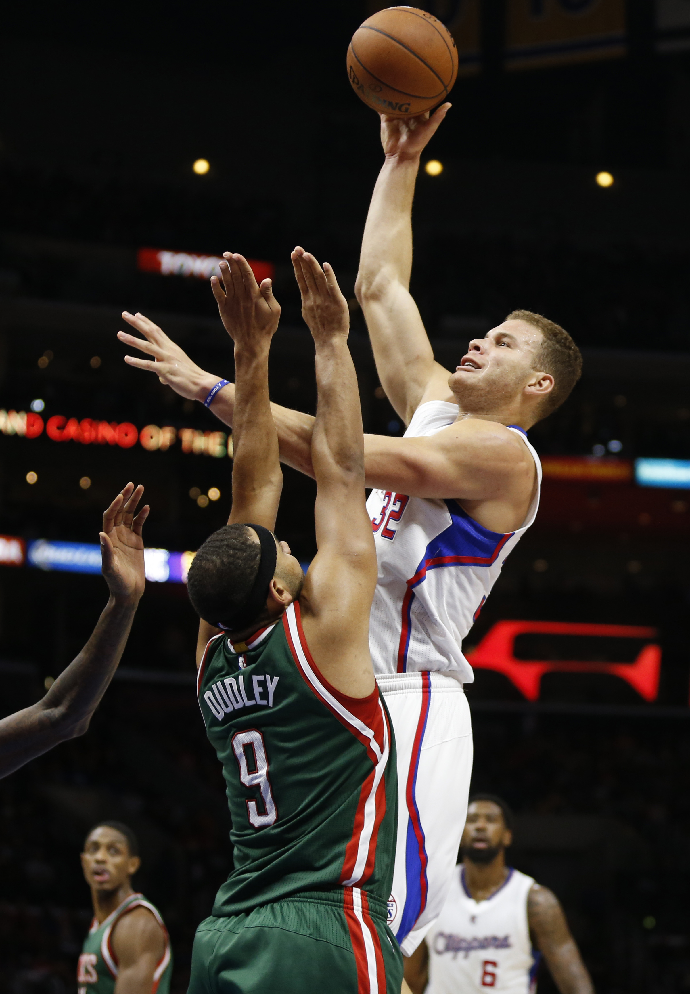 Paul, Griffin lift Clippers over Bucks 106-102