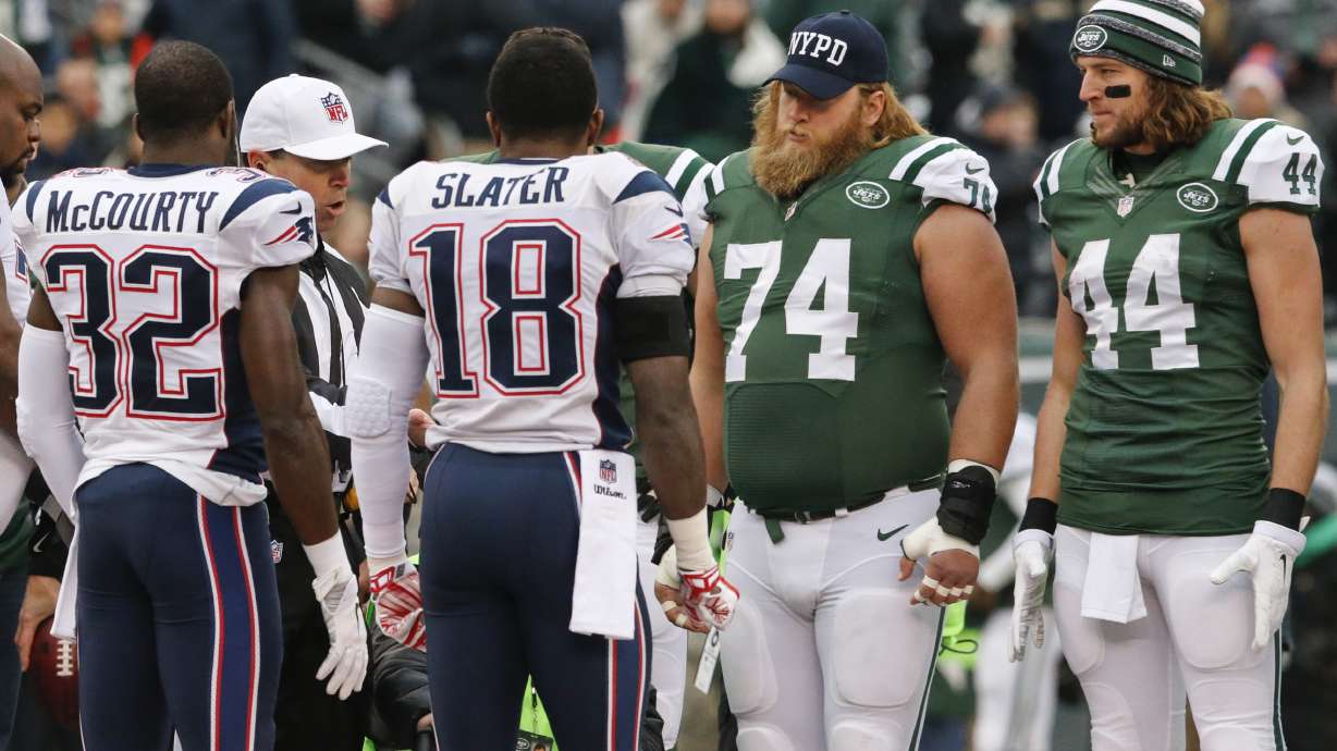 Jets' Mangold leaves with left ankle injury