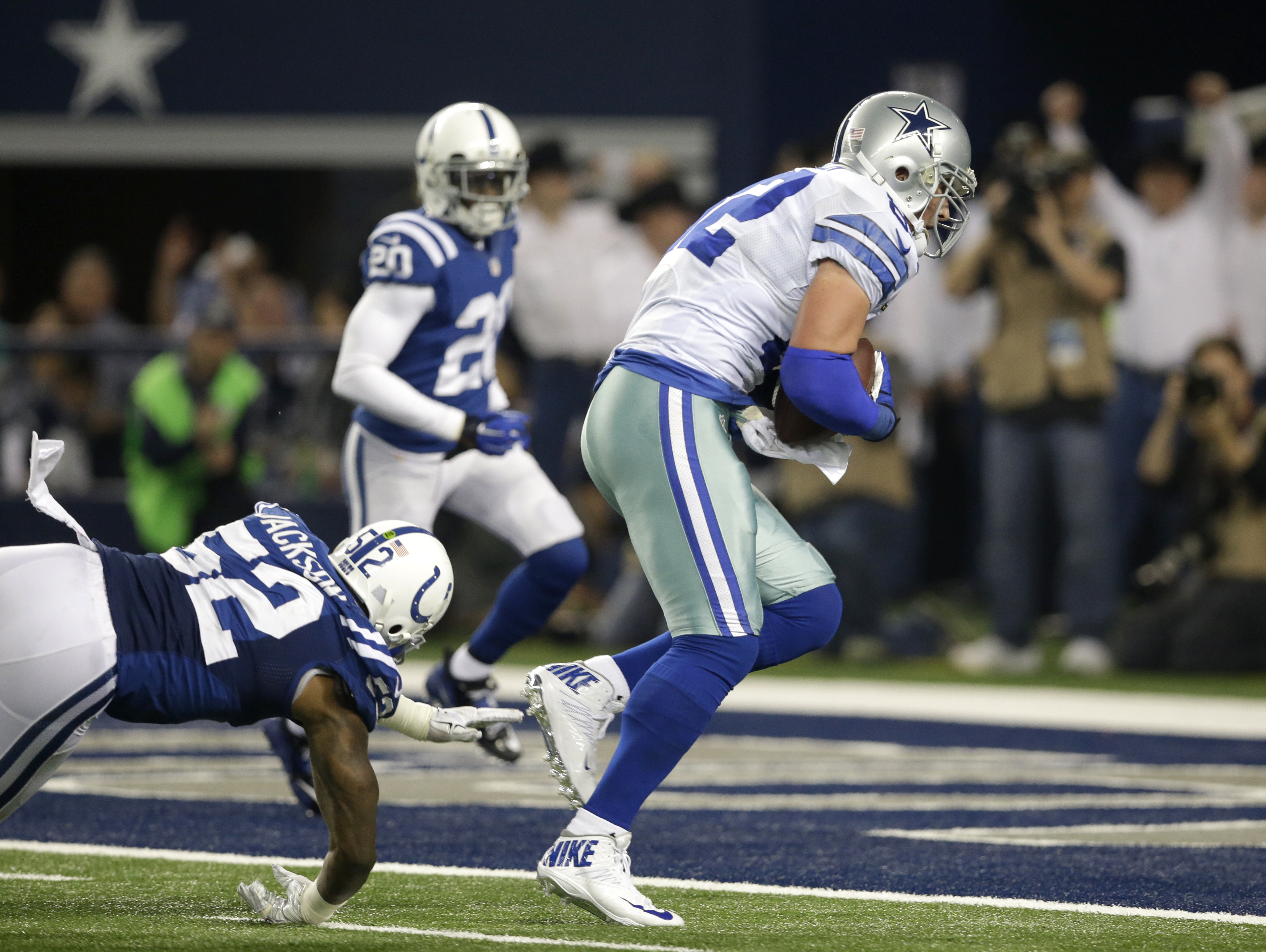 Romo, Cowboys reach playoffs in 42-7 rout of Colts