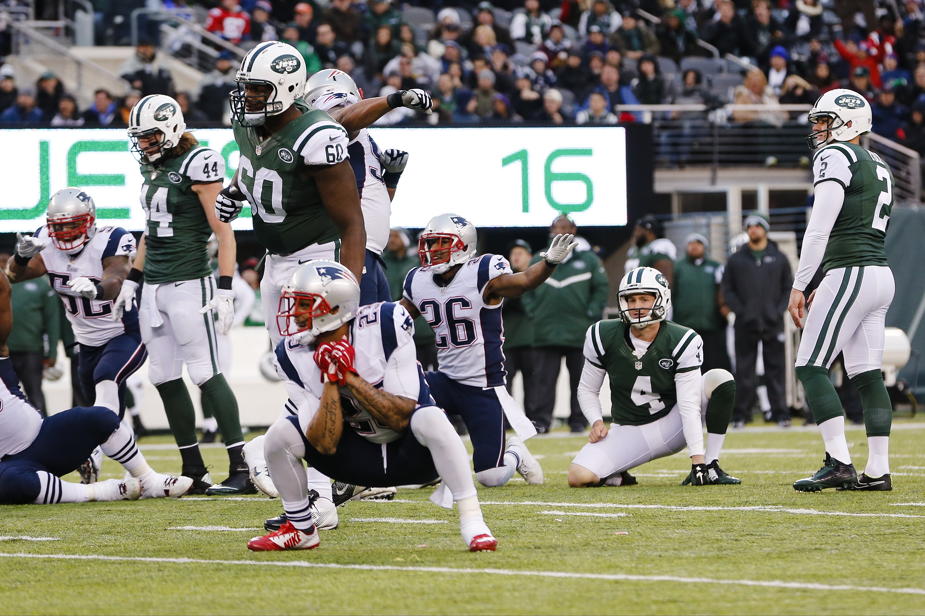 Patriots clinch playoff bye despite poor play