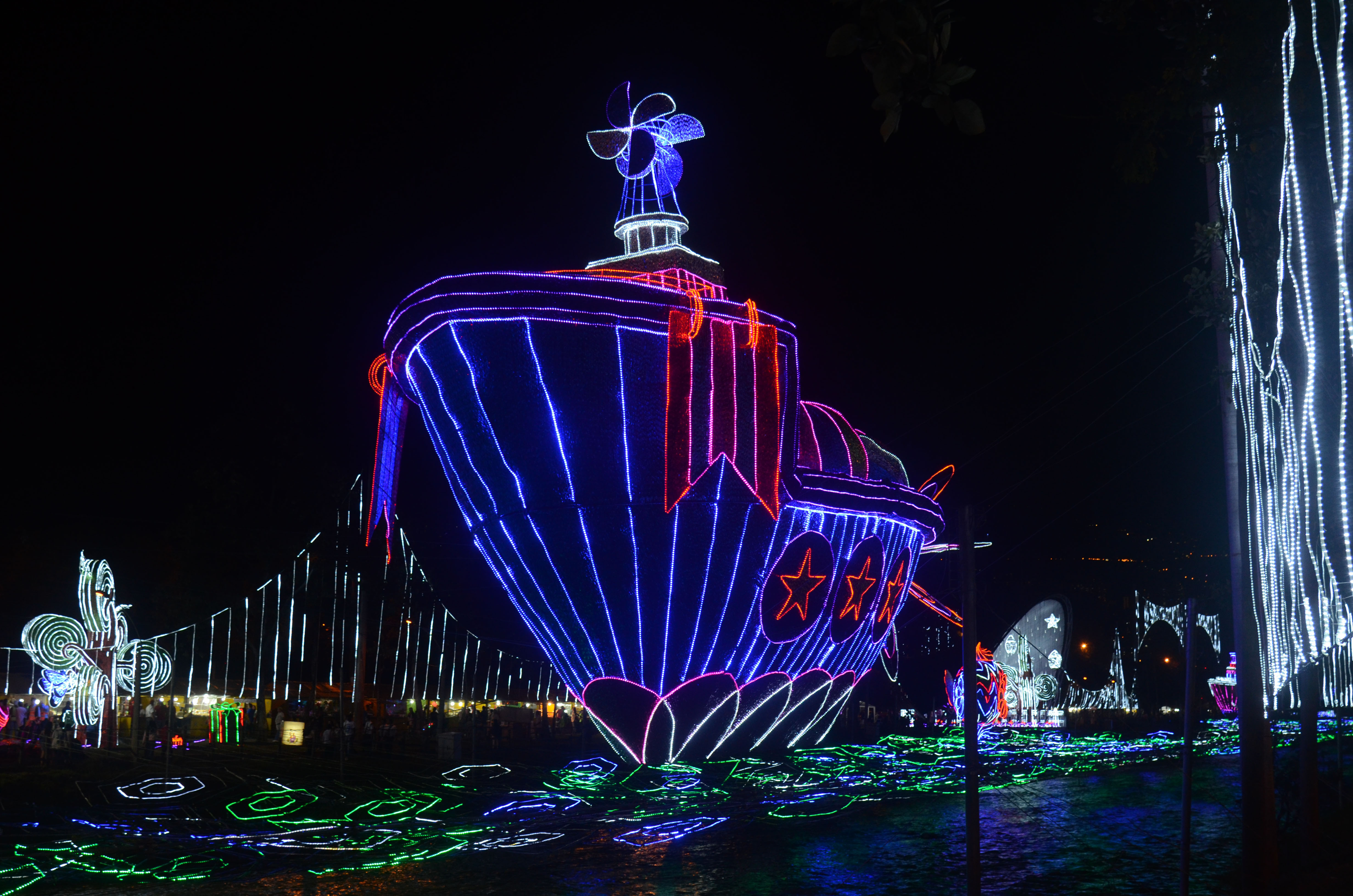 Medellin's Christmas lights dazzle in Colombia