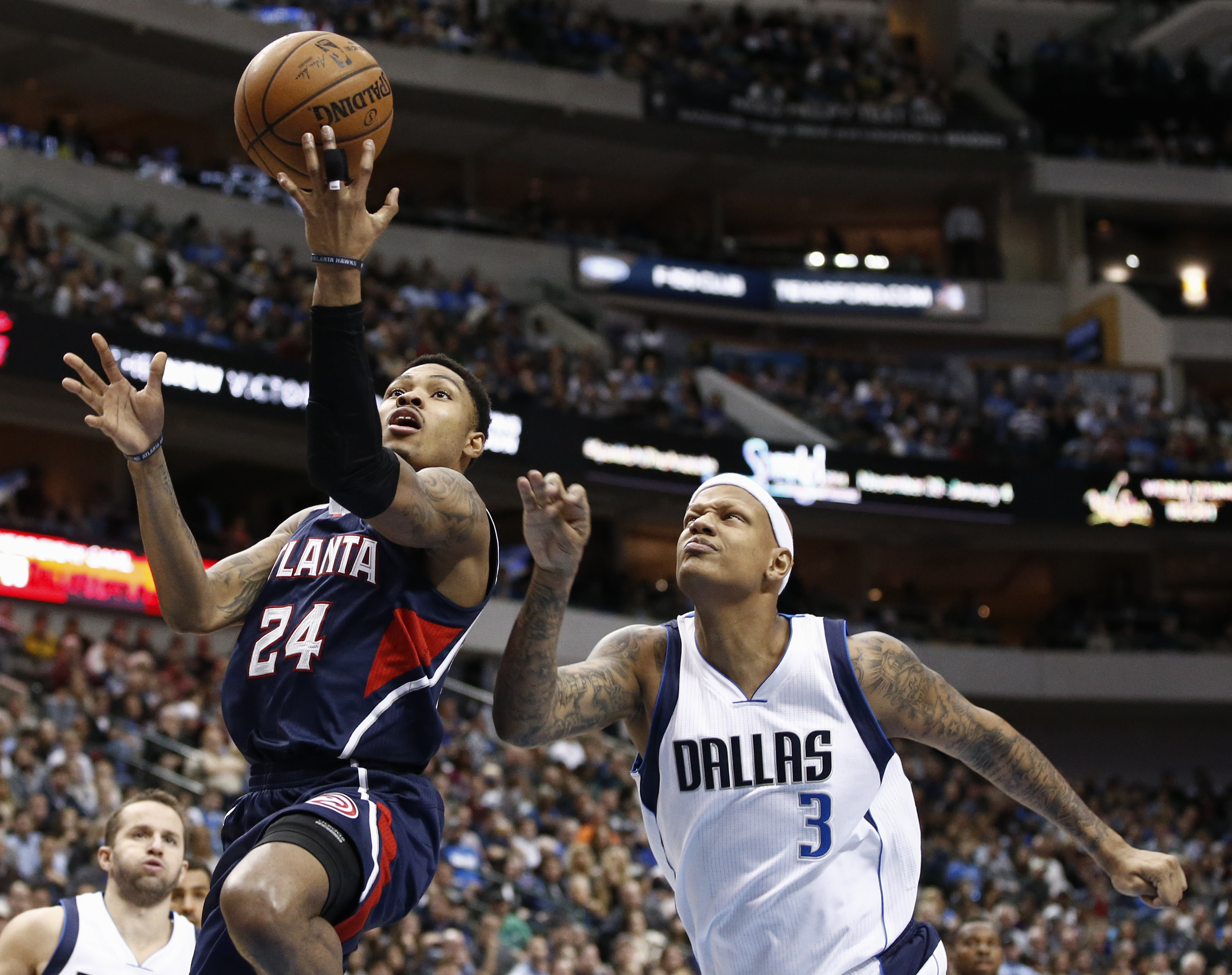 Hawks hold off Mavericks for fourth straight win