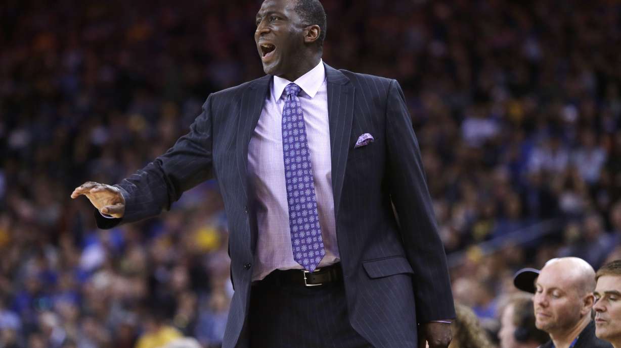 Thompson, Curry help Warriors whip Kings, 128-108