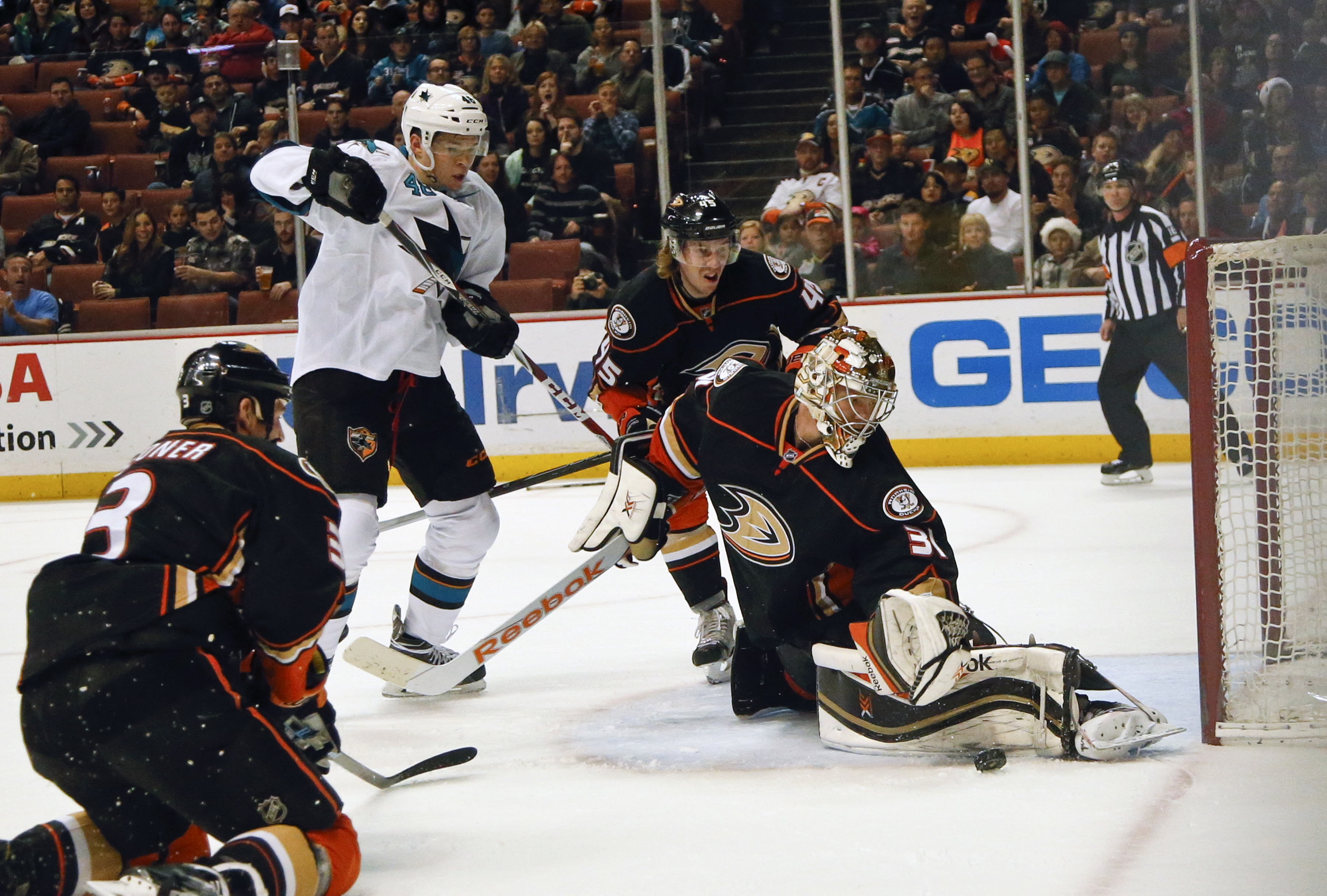 Kesler's OT goal lifts Ducks over Sharks 3-2