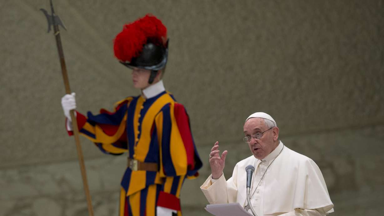 Pope pens letter to comfort, encourage Mideast Christians