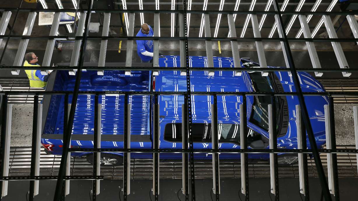 US orders for durable goods fall 0.7 percent in November