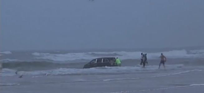 Hospitalizarán a mujer que condujo auto al mar con hijos