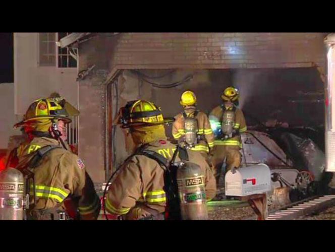 Bomberos salvan los regalos de Navidad de una familia durante un incendio