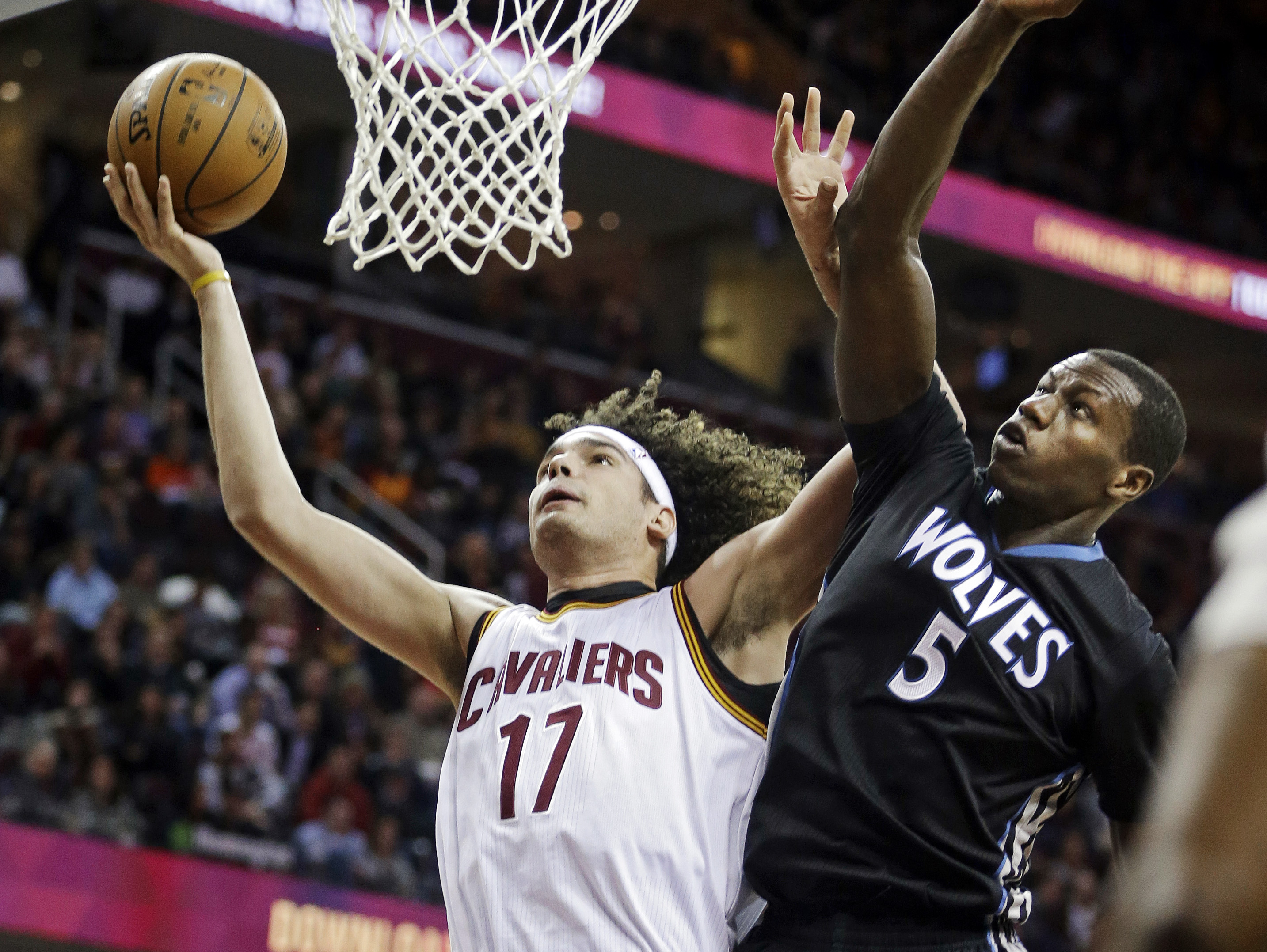Cavs center Varejao to undergo more tests