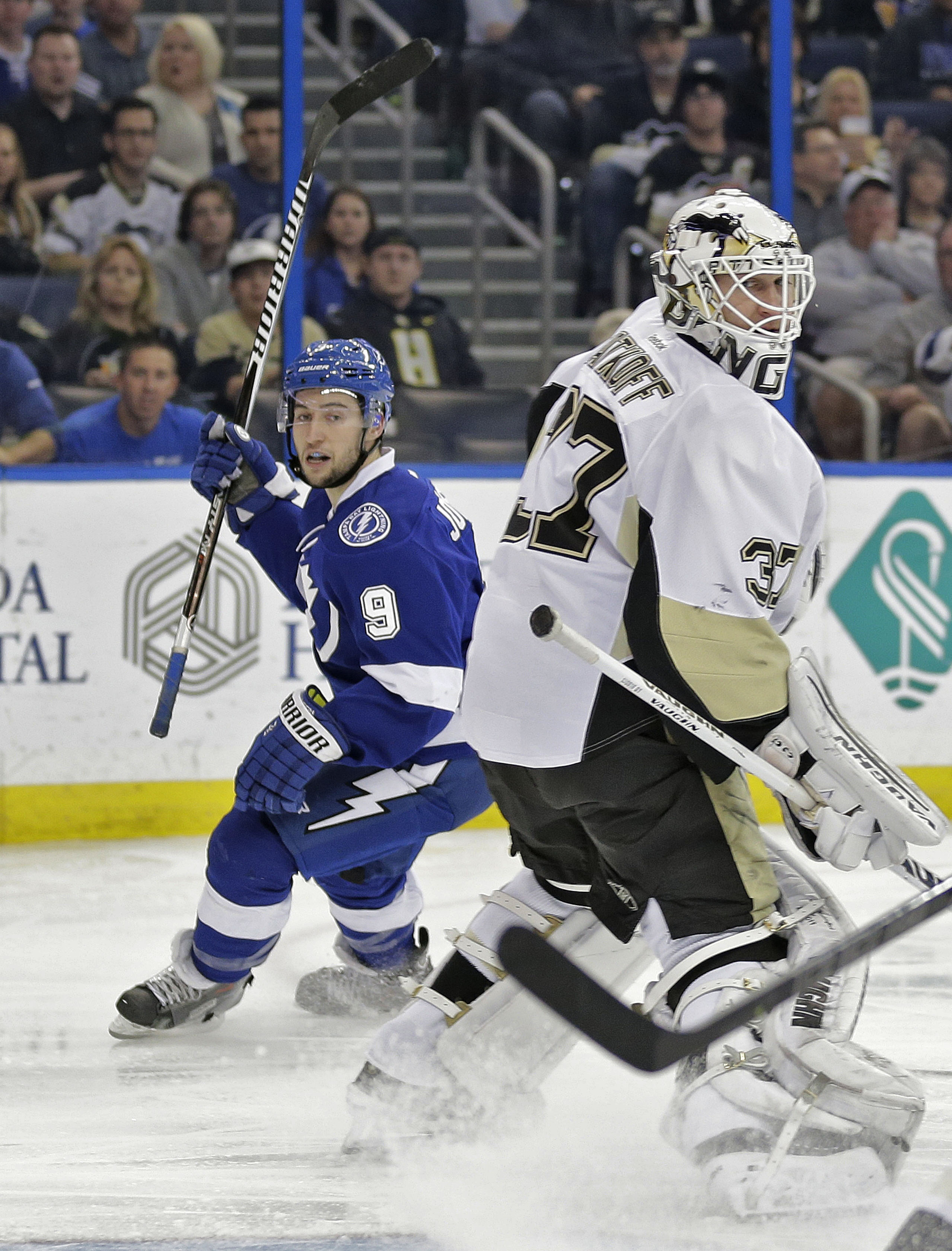 Johnson has hat trick, Lightning beat Penguins 4-3