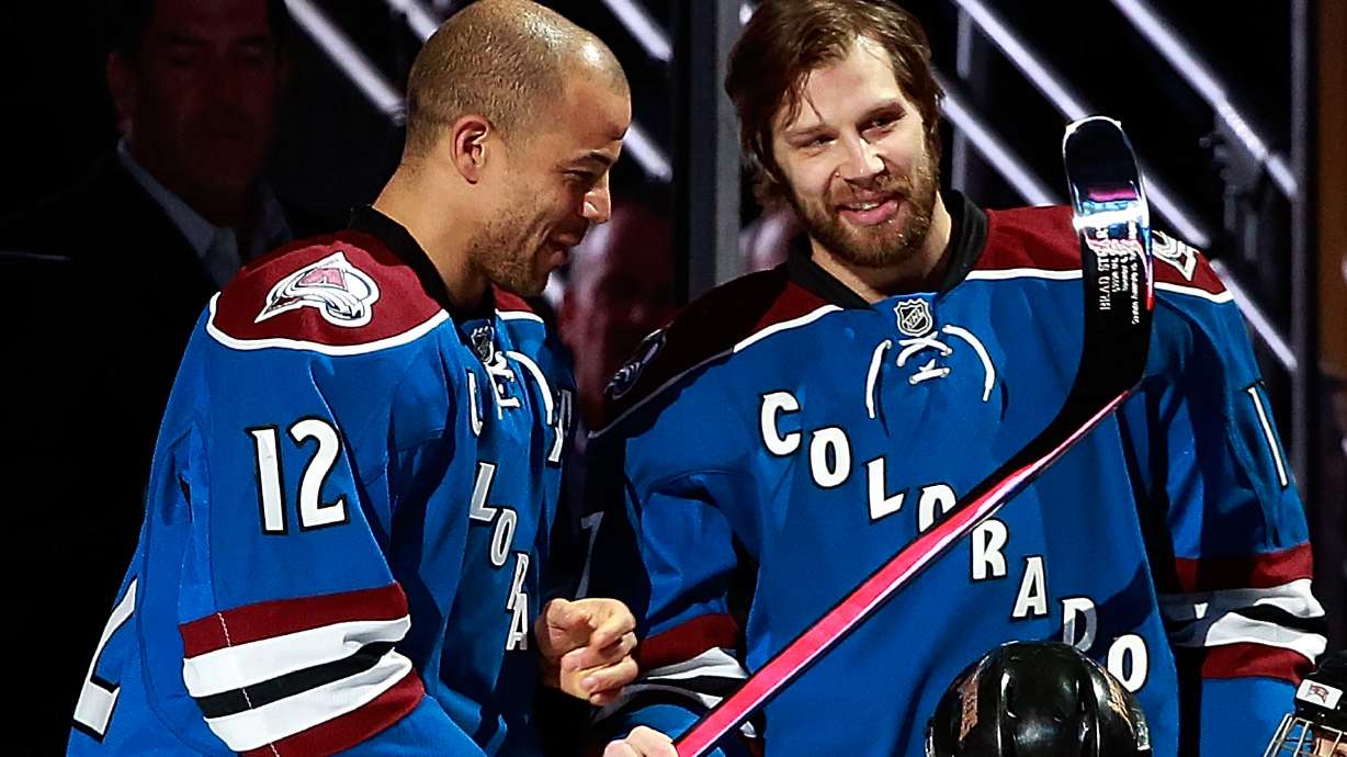 Varlamov returns, leads Avalanche past Blues 5-0