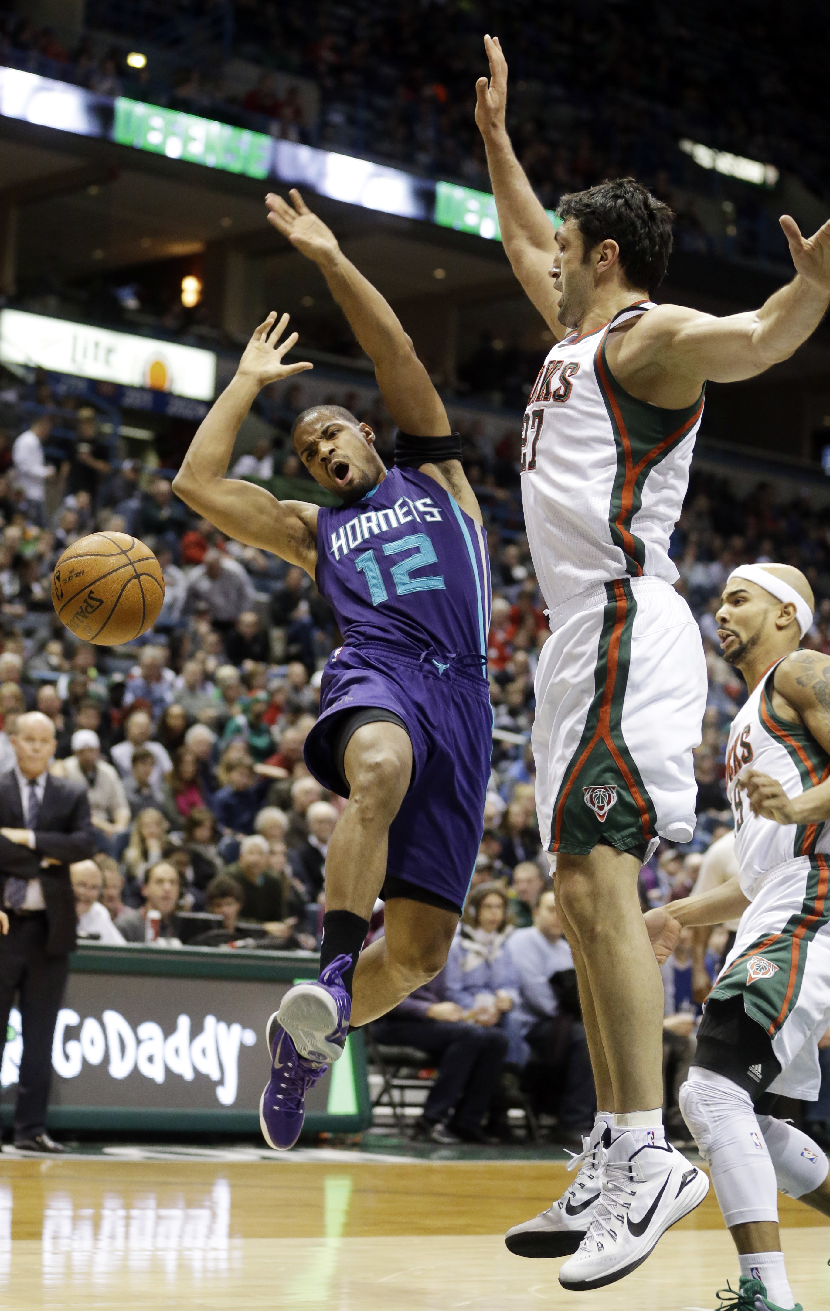 Walker, Henderson lift Hornets over Bucks 108-101