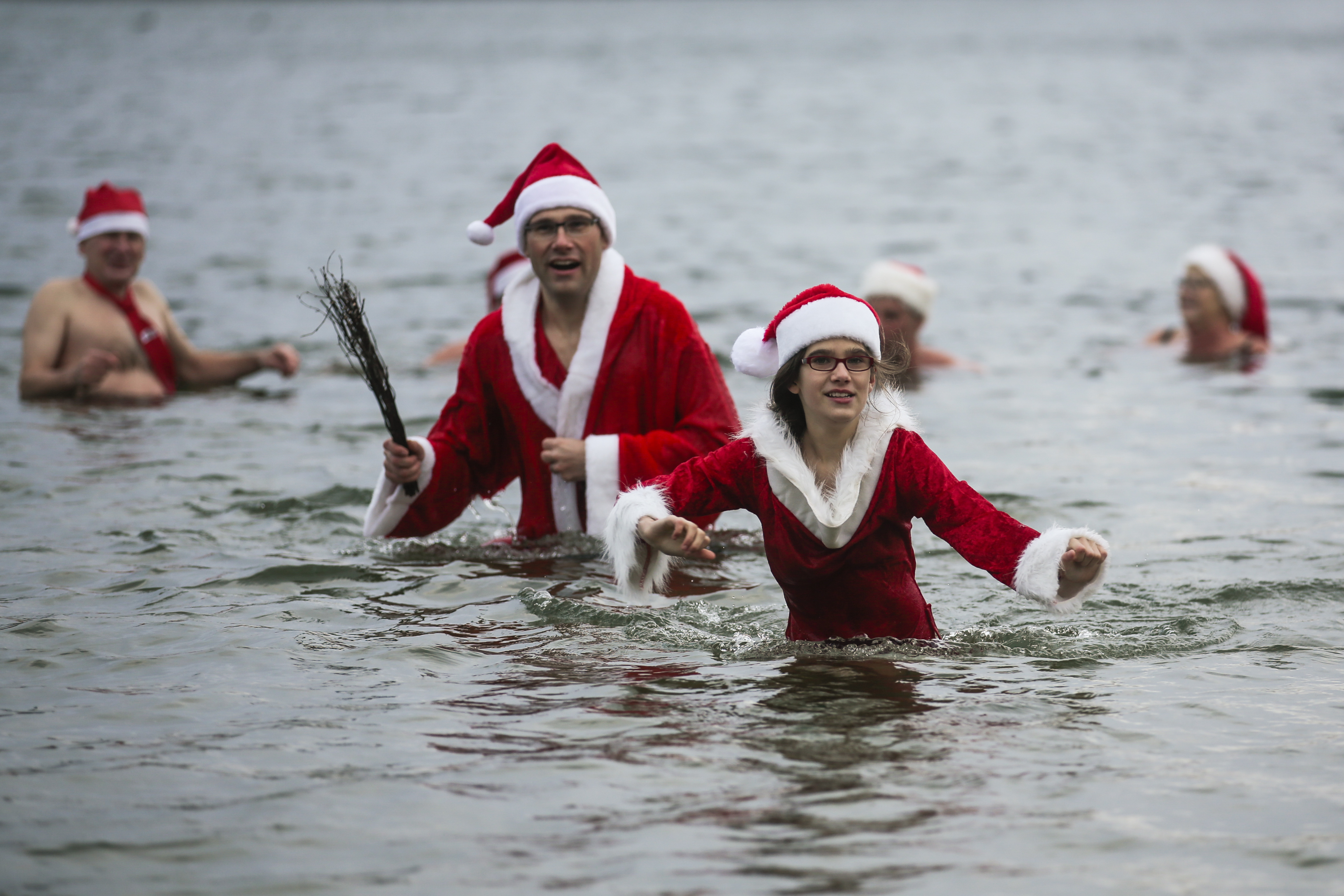 Swimmers brave cold for Berlin Christmas swim