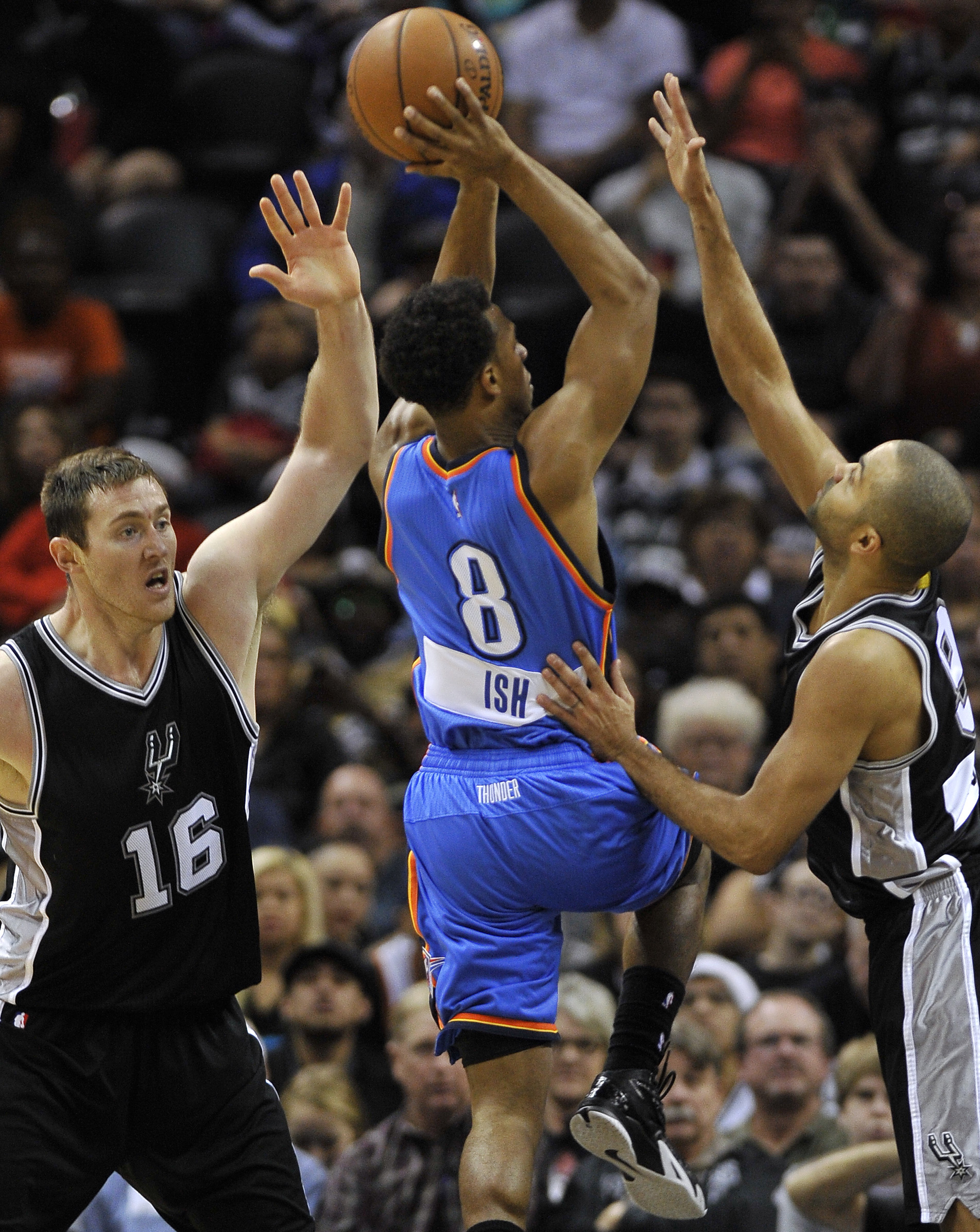 Westbrook scores 34, lifts Thunder over Spurs