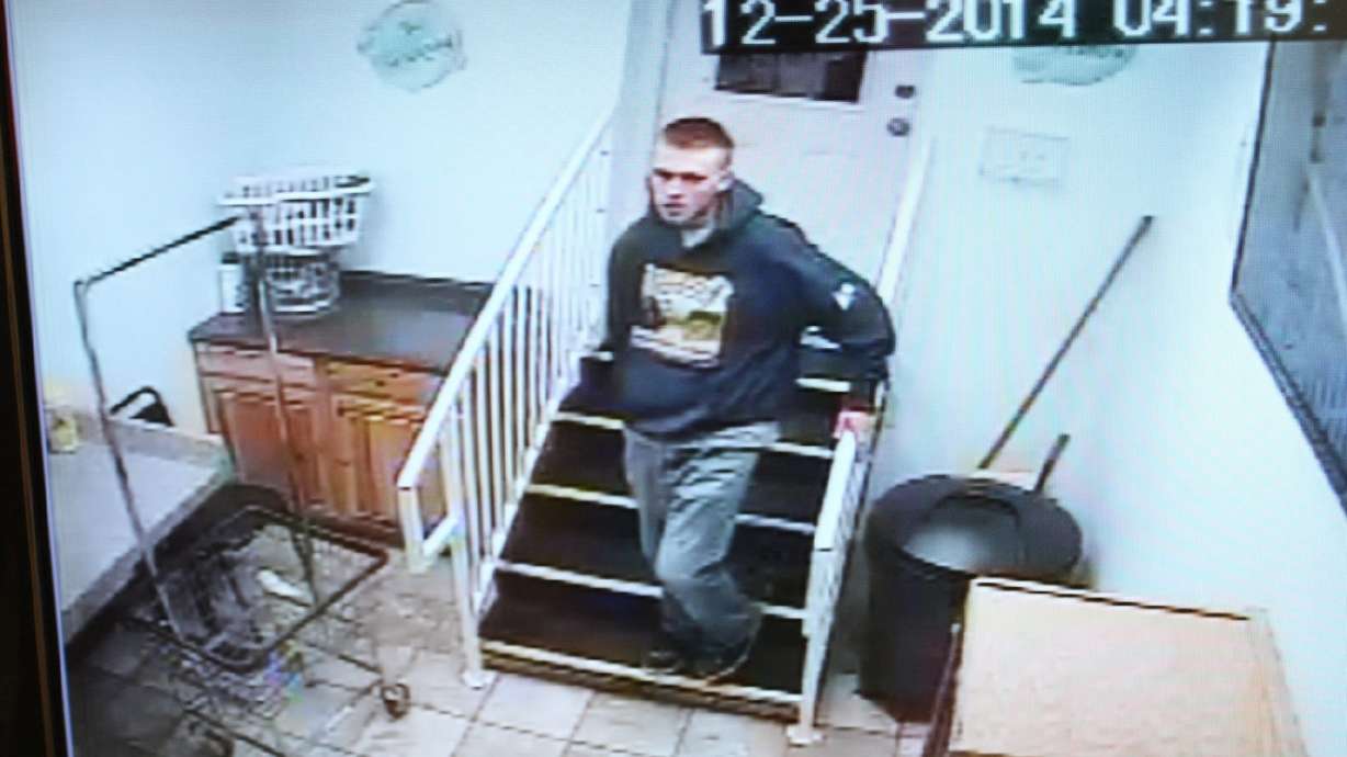 Police seek man who stole over $1K from Roosevelt laundromat