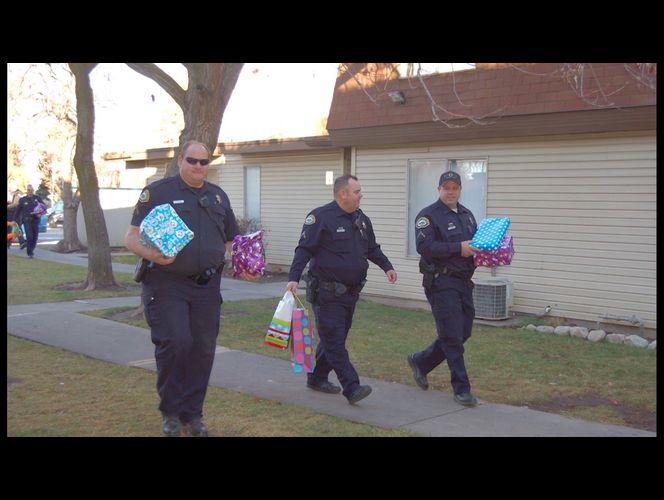 Policía ayuda a familia a tener una feliz Navidad luego de ser llamados por la desaparición de un niño 