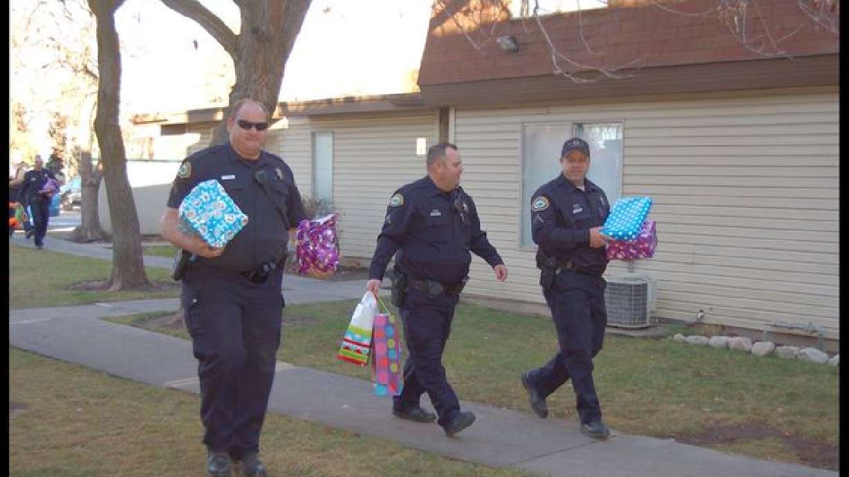 Policía ayuda a familia a tener una feliz Navidad luego de ser llamados por la desaparición de un niño
