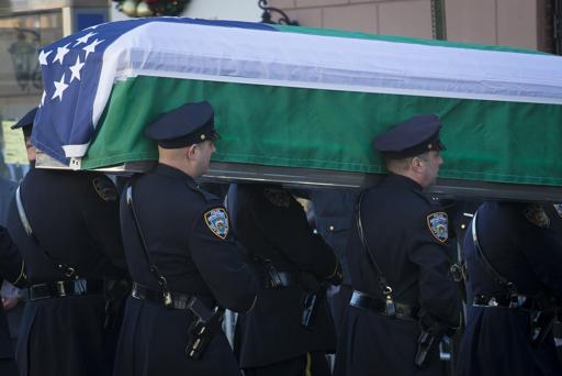 Lloran a policía hispano asesinado en Nueva York