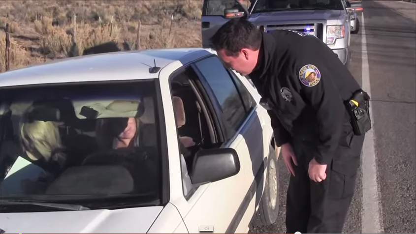 Video captura reacciones de personas detenidas por la policía al recibir dinero en vez de multas