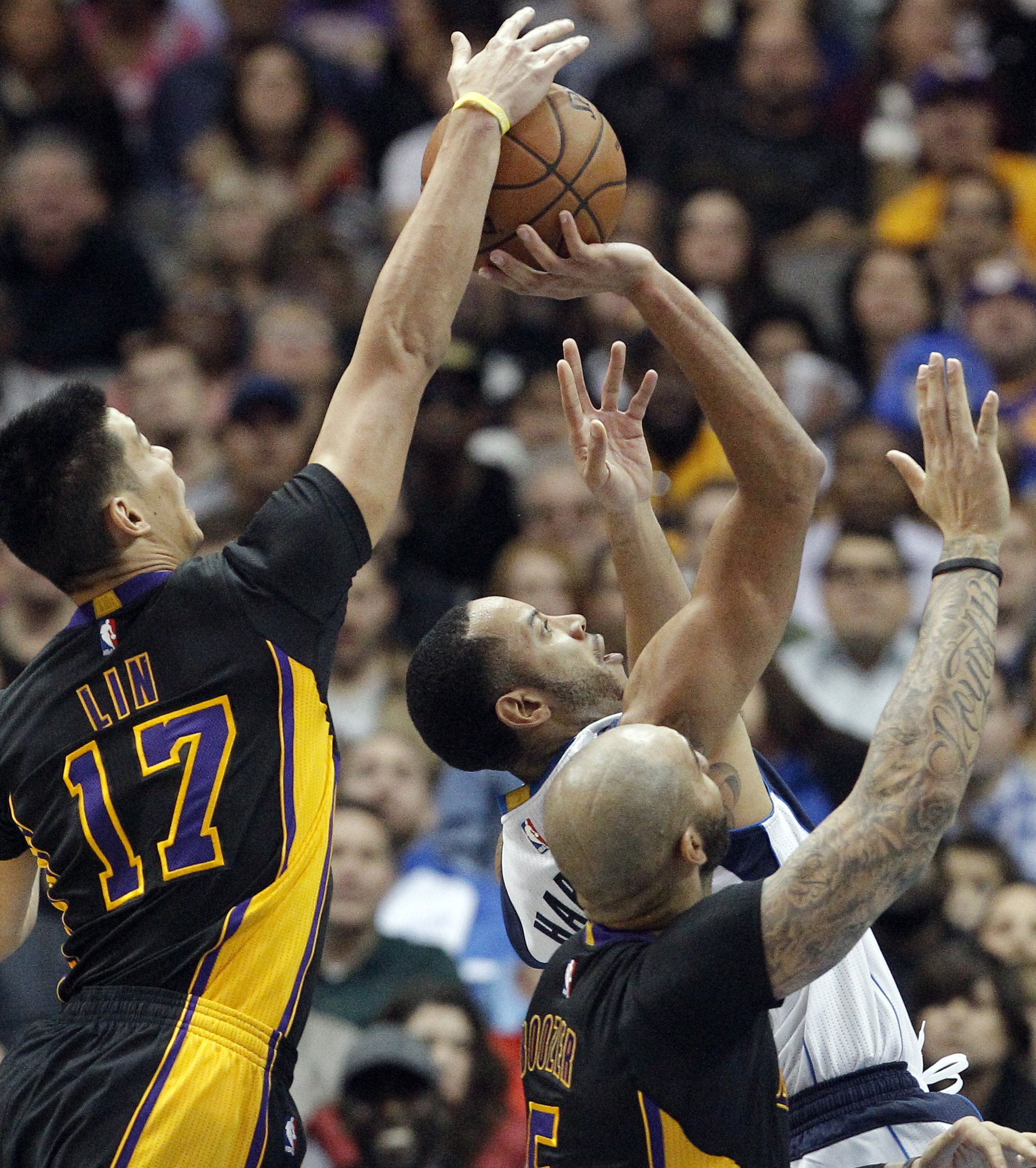 Rondo, Nowitzki carry Mavs past Lakers, 102-98