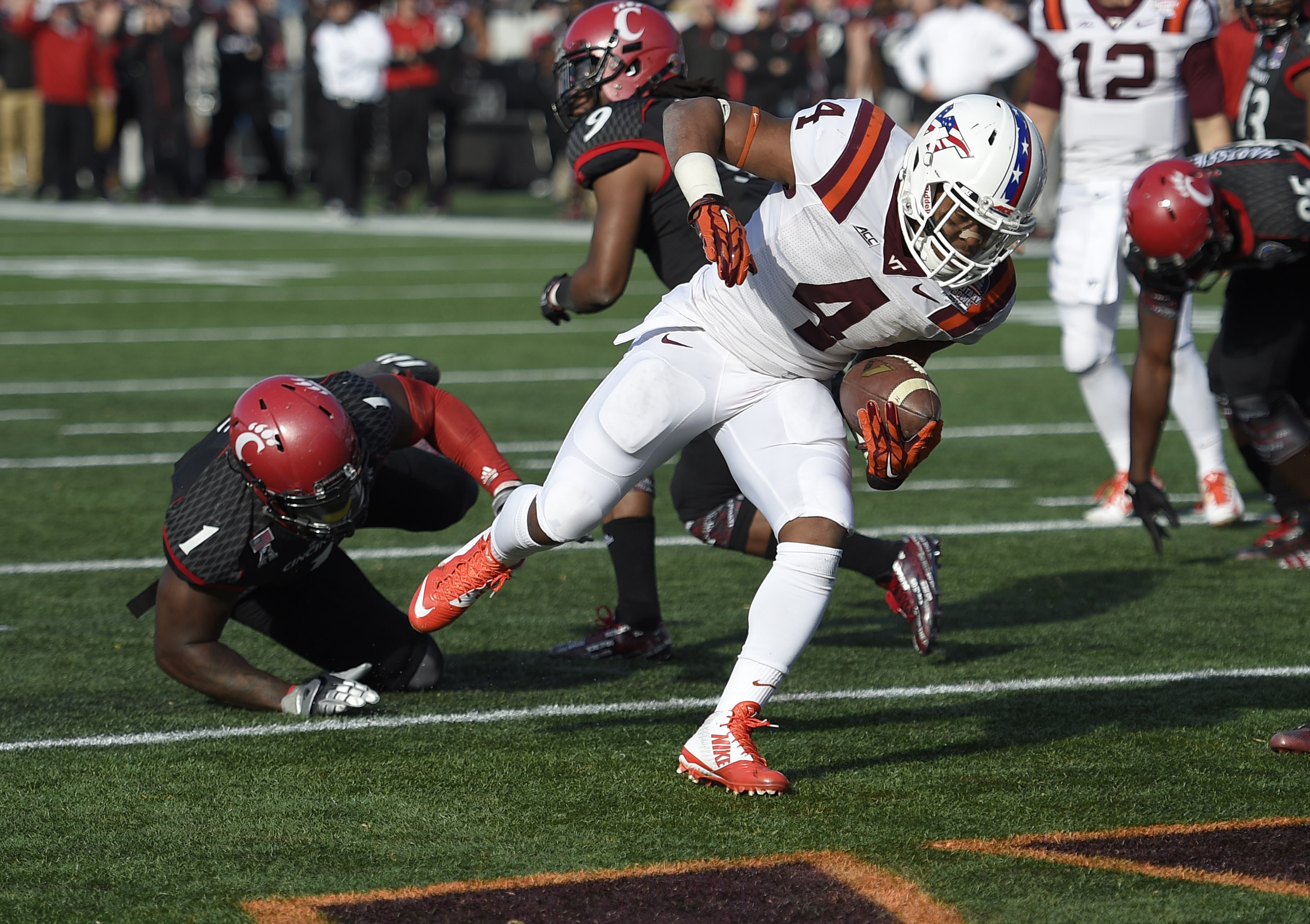 Virginia Tech beats Cincy 33-17 in Military Bowl