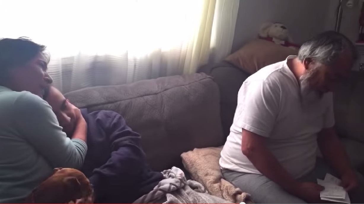 El regalo de Navidad de un hijo a sus padres los llena de lágrimas
