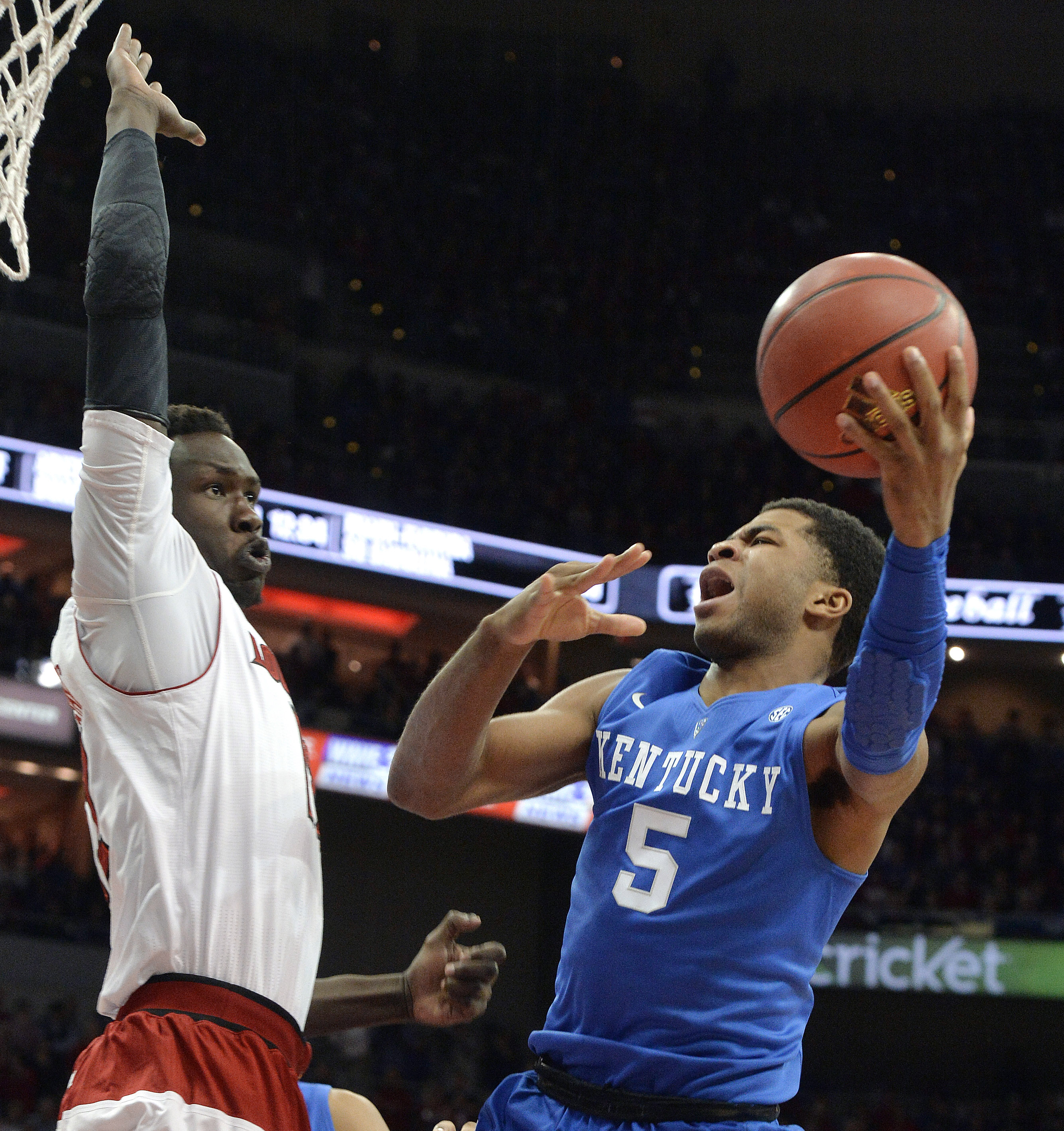 No. 1 Kentucky holds off No. 4 Louisville 58-50