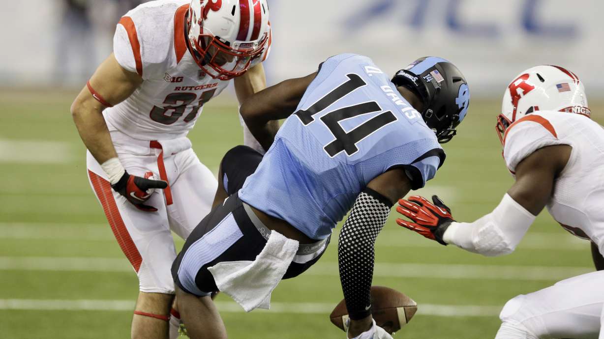 UNC's Davis to miss spring practice with broken leg