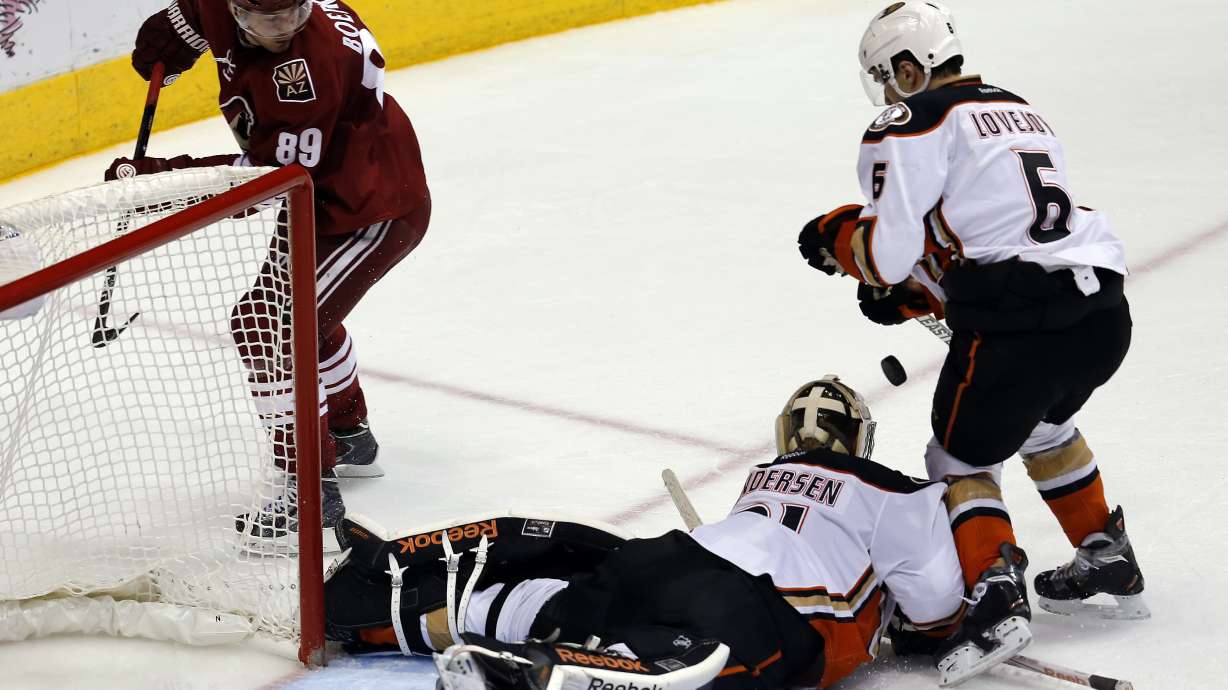 Arizona knocks off Anaheim 2-1 in shootout