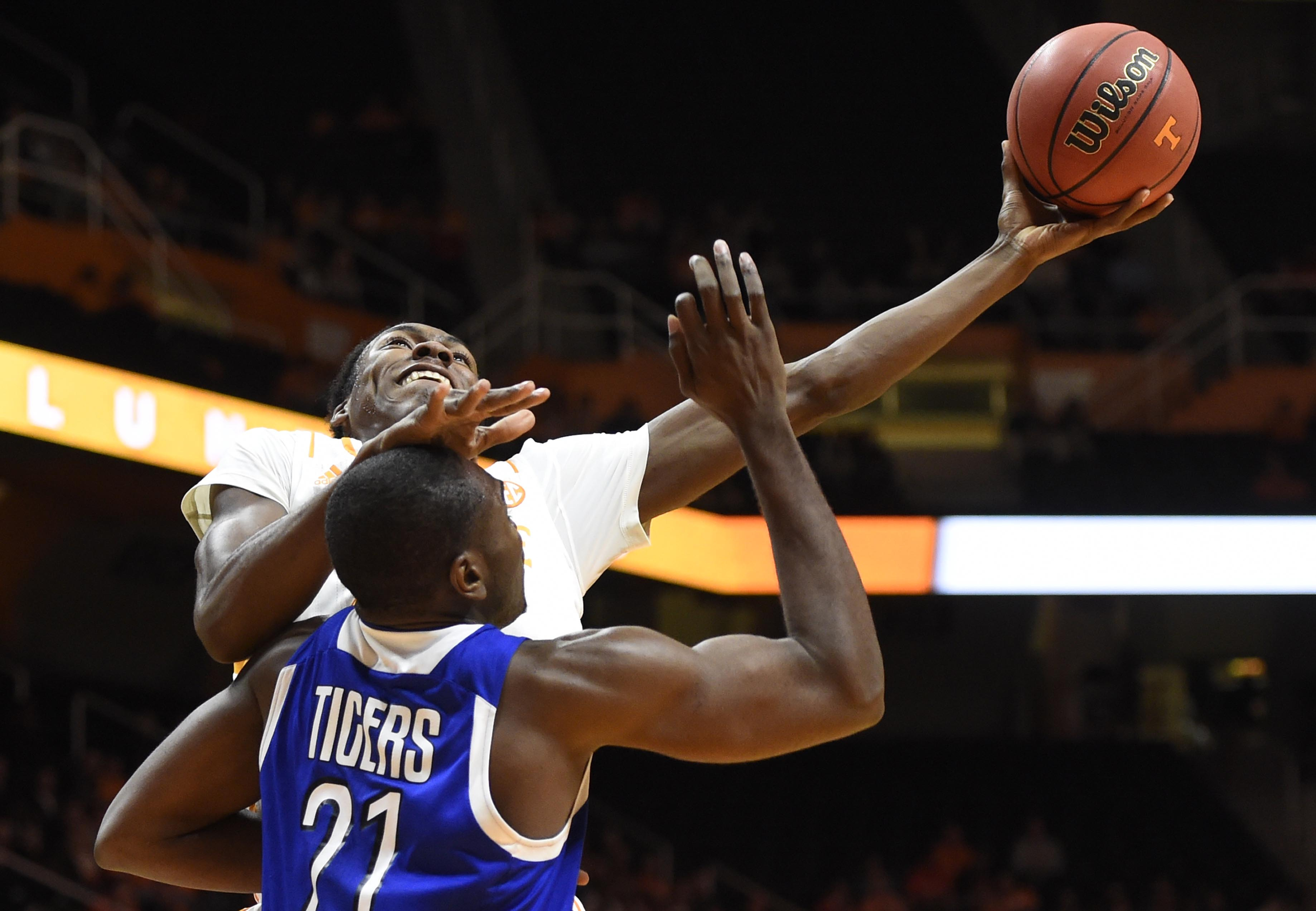 Punter, Tennessee beat Tennessee St, 67-46