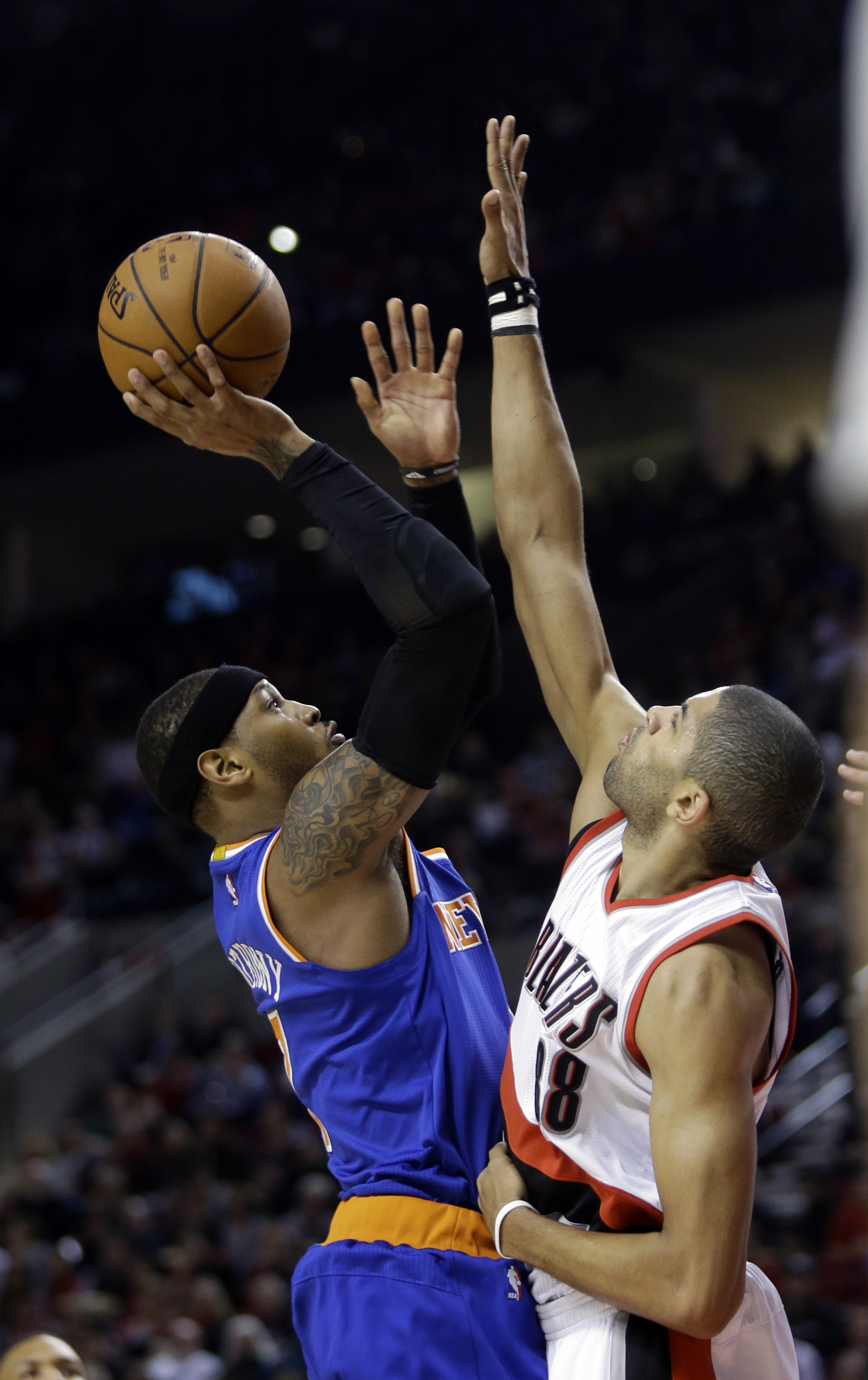 Anthony leaves Knicks' game with sore knee