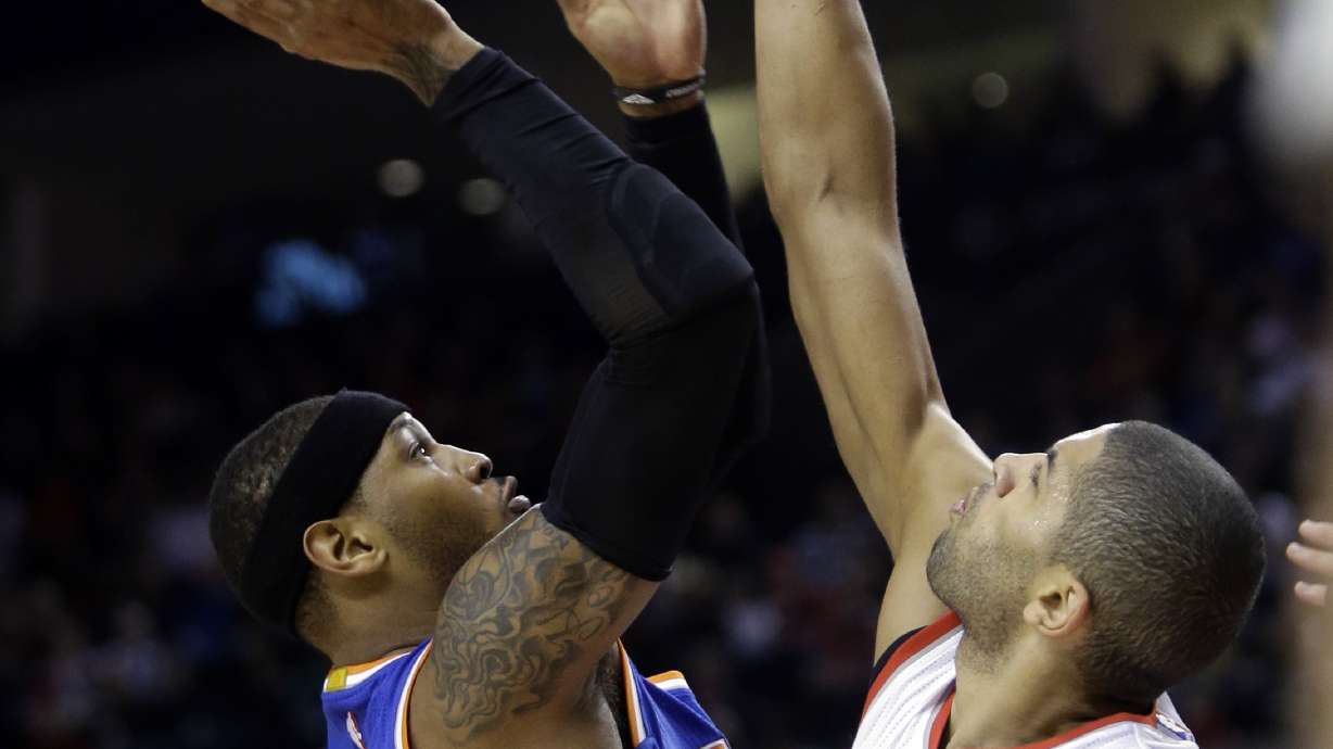 Anthony leaves Knicks' game with sore knee