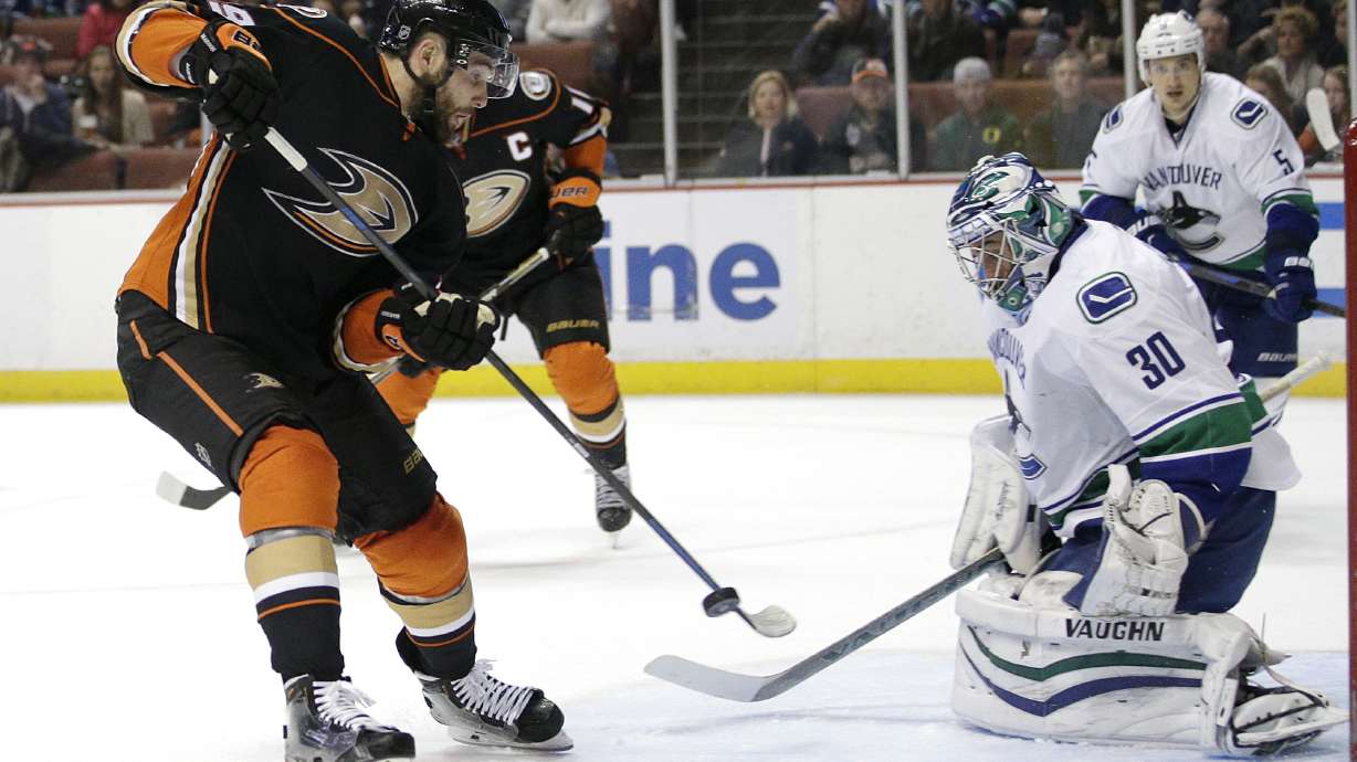 Fowler's OT goal helps Ducks beat Canucks 2-1