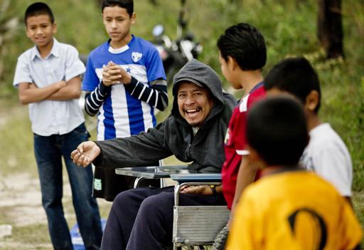 Niños hondureños ven una vida mejor en cancha de fútbol