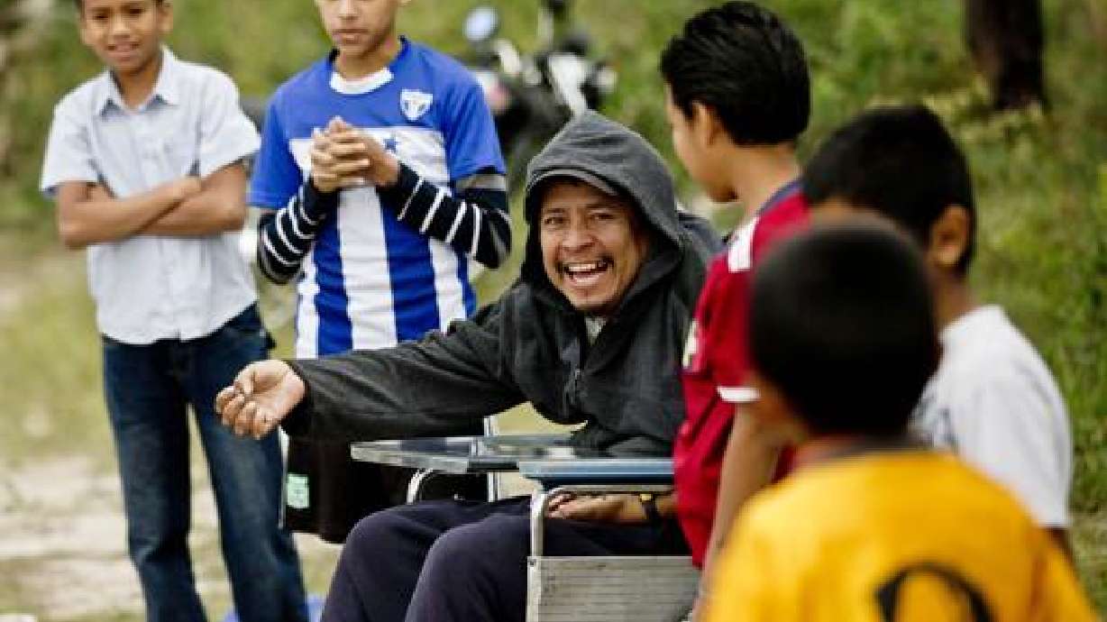 Niños hondureños ven una vida mejor en cancha de fútbol