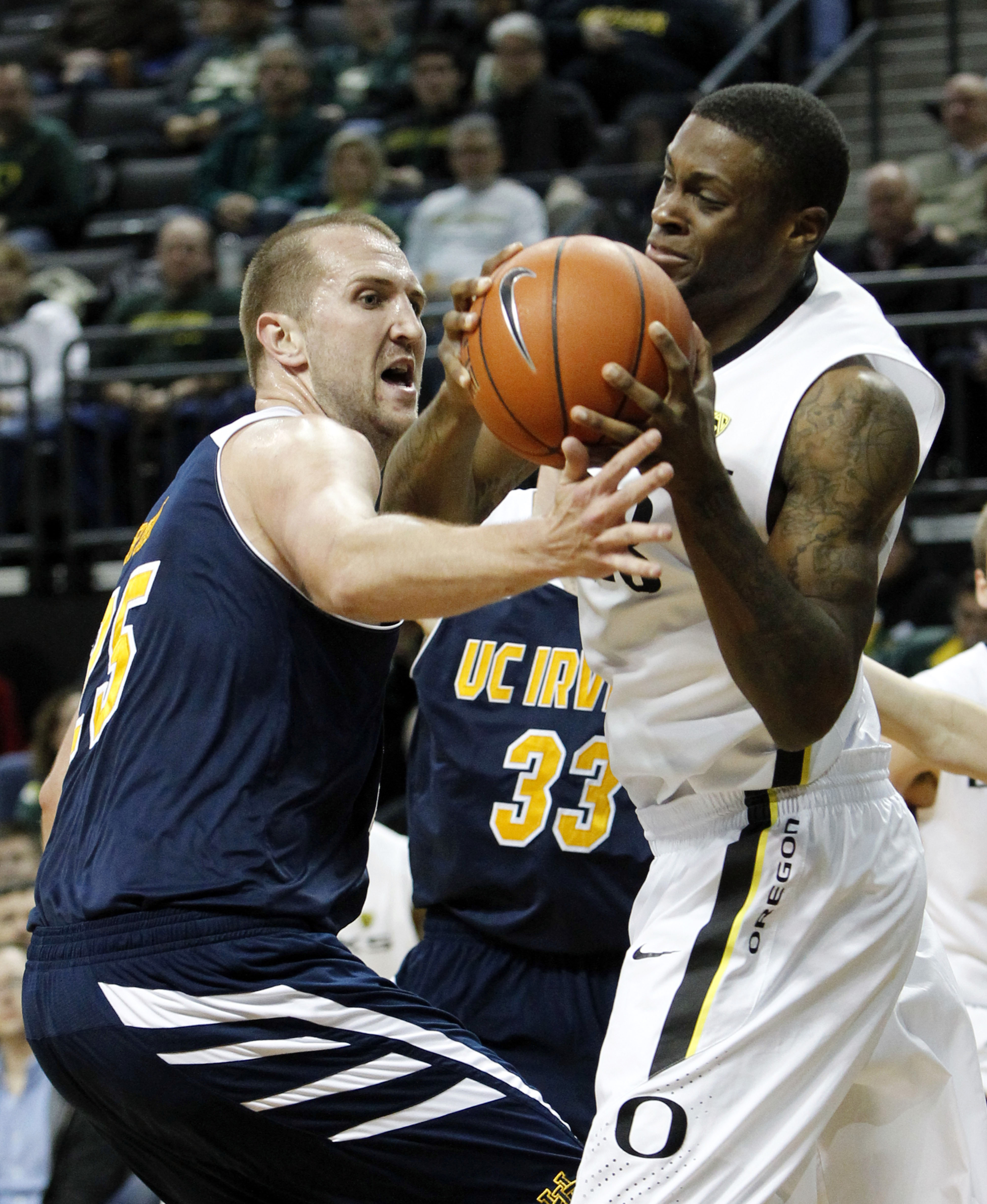 Oregon outlasts UC Irvine 69-67 in overtime