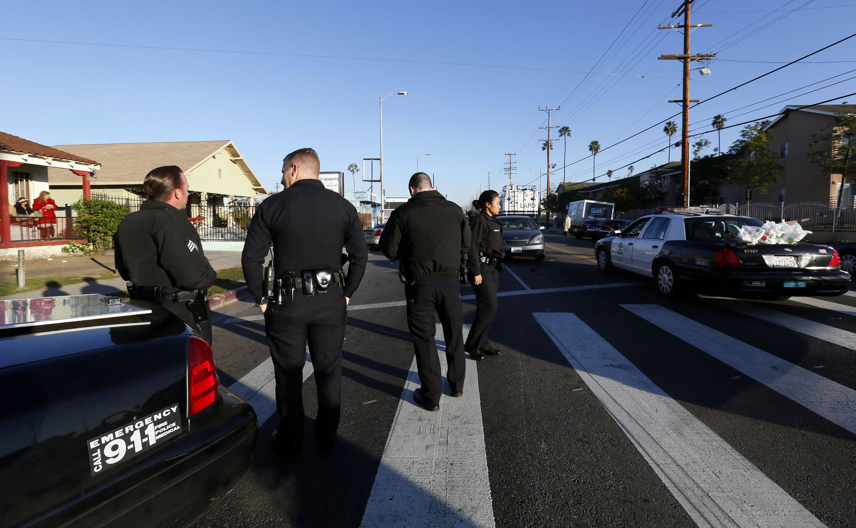 2 men open fire on Los Angeles police patrol car