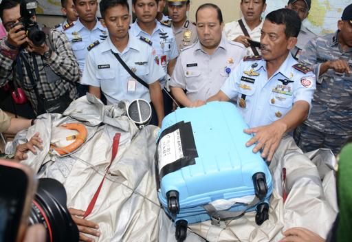 Hallan cuerpos en aguas indonesias donde desapareció avión