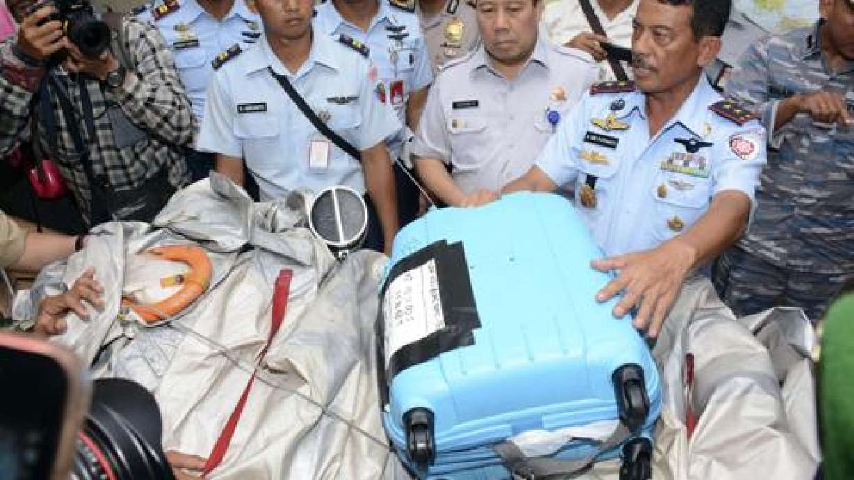 Hallan cuerpos en aguas indonesias donde desapareció avión