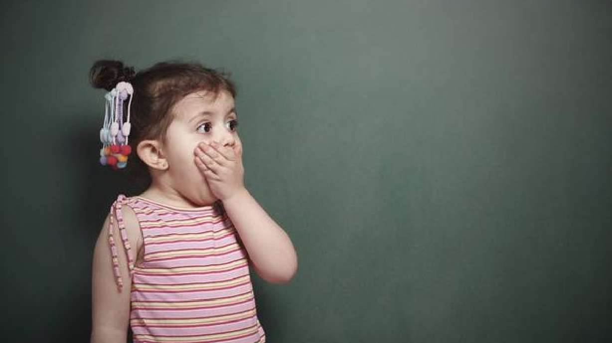 Ese incomodo momento en el que su hijo/a lo ve sin ropa