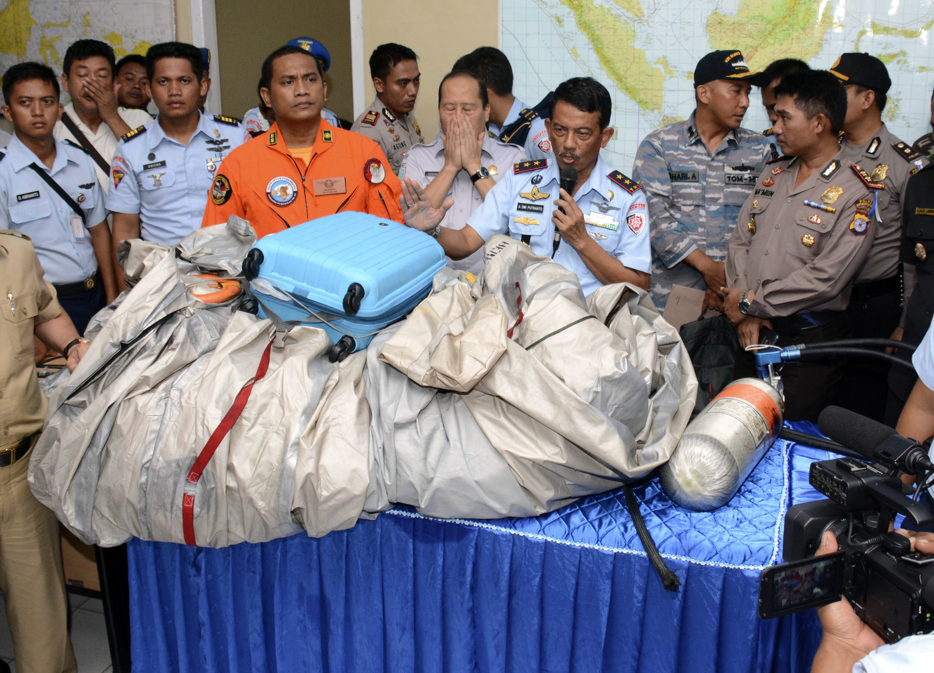 Wreckage, bodies might hold clues in AirAsia crash