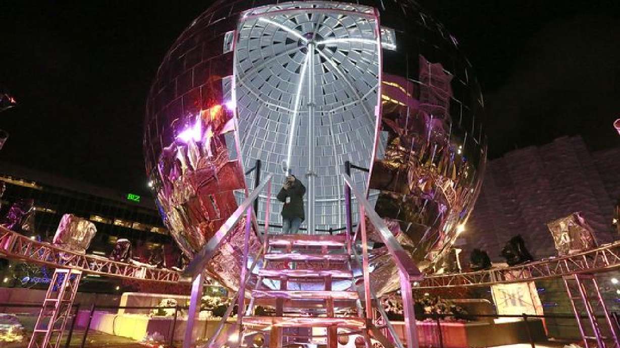 Bola de espejos de 2300 lb y show de láser parte de los festejos de EVE en SLC