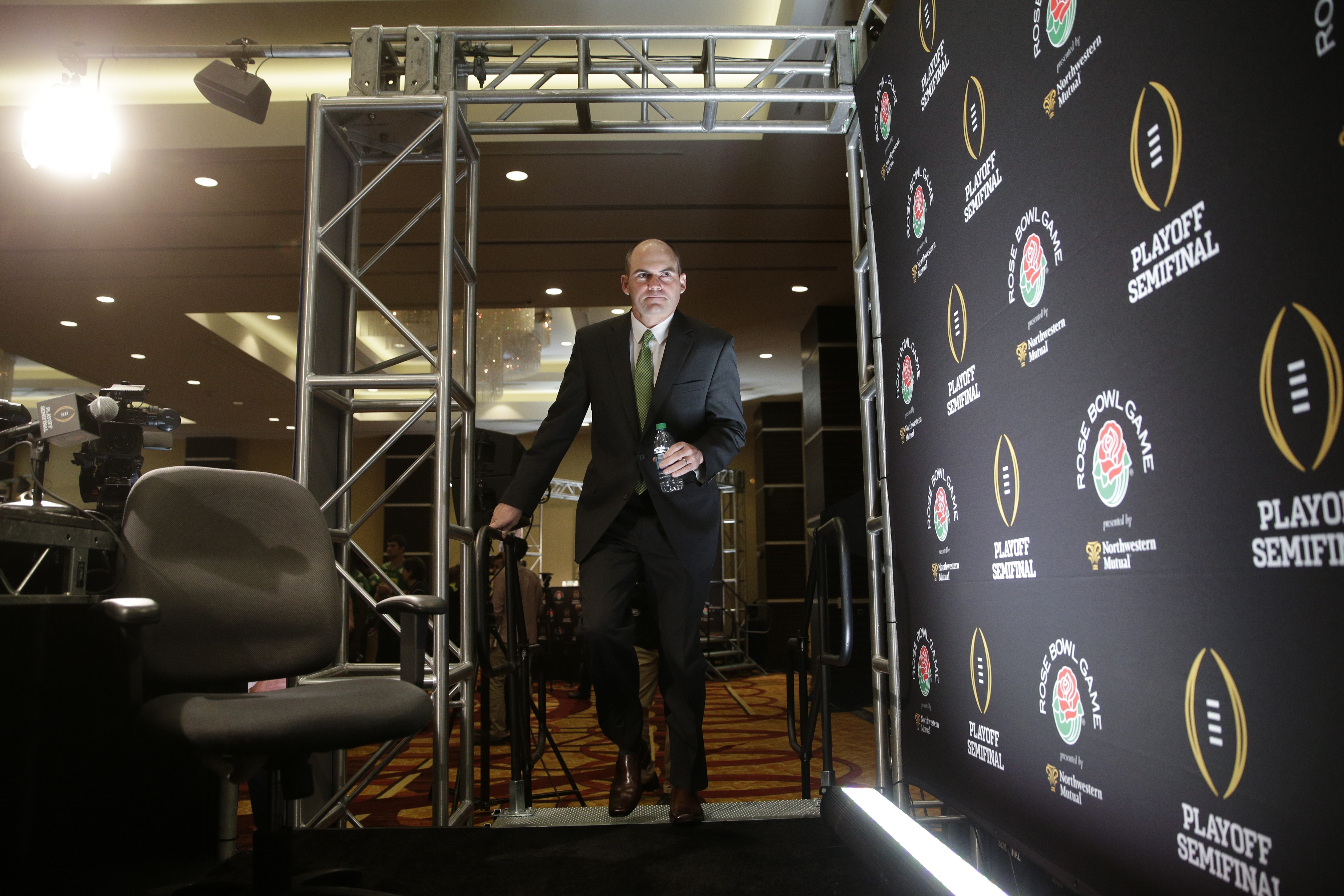 Ducks' Helfrich is 'other guy' among star coaches