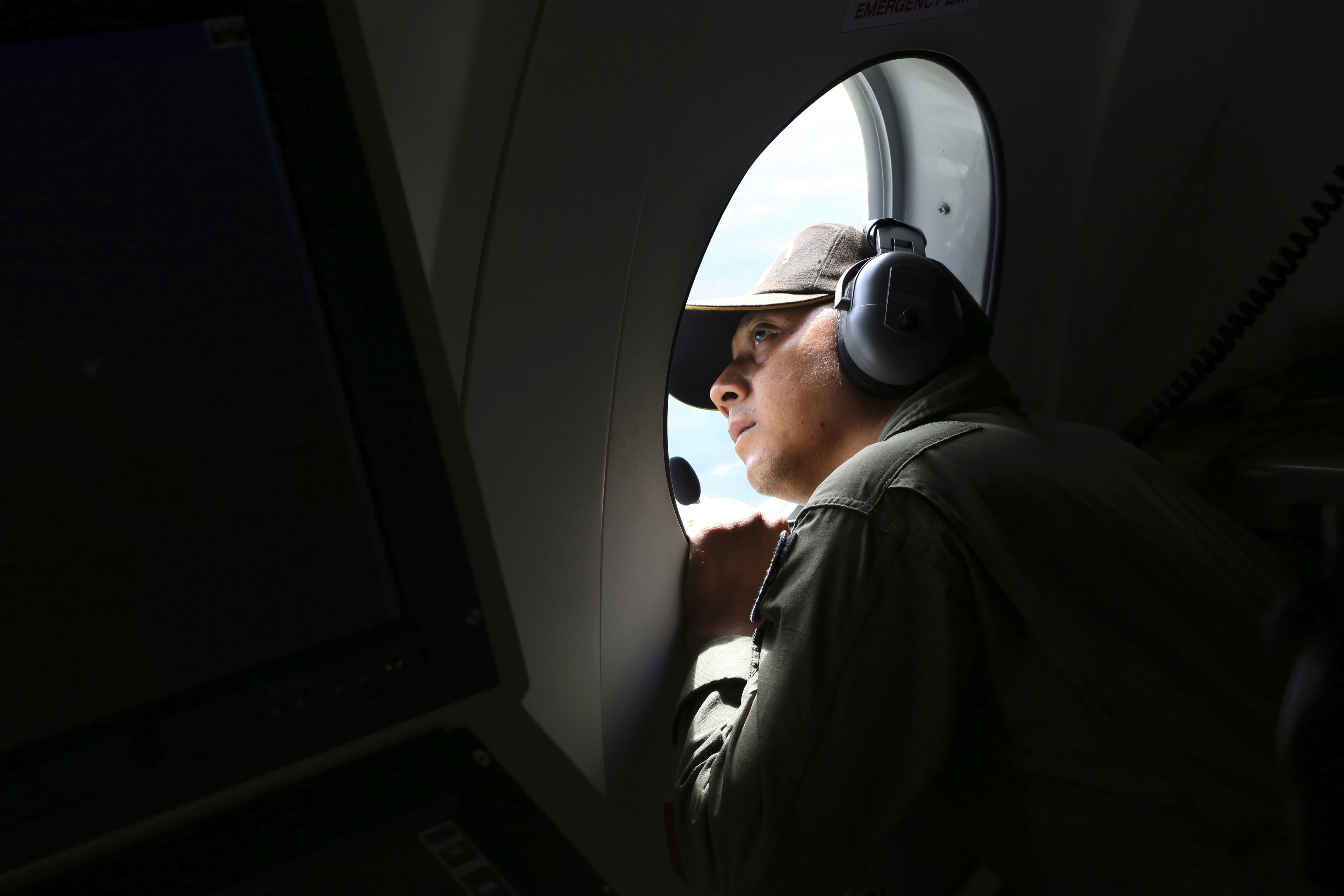 AirAsia recovery to focus on bodies, black boxes
