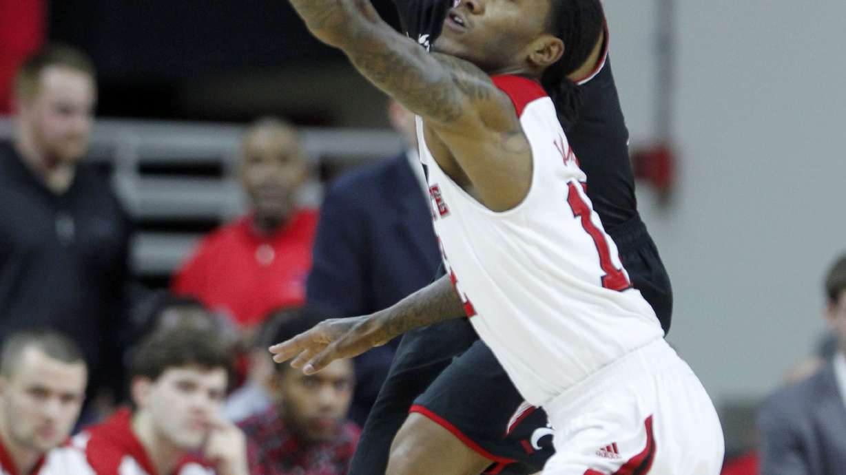 Cincinnati rolls past NC State 76-60
