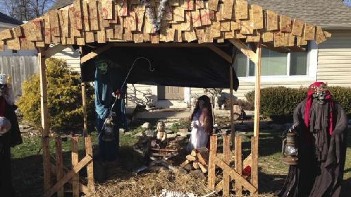 El "pesebre zombi" sigue vivo; el dueño no lo ha retirado