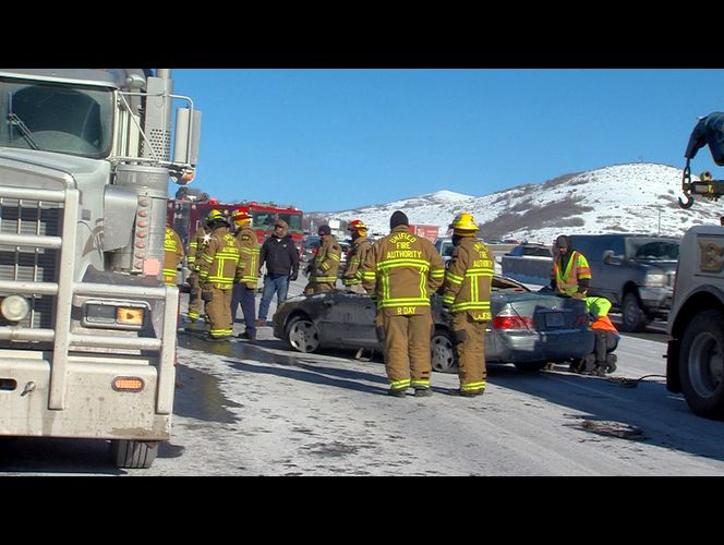 Familia de 3 sobrevive 'milagrosamente' luego de quedar debajo de un camión