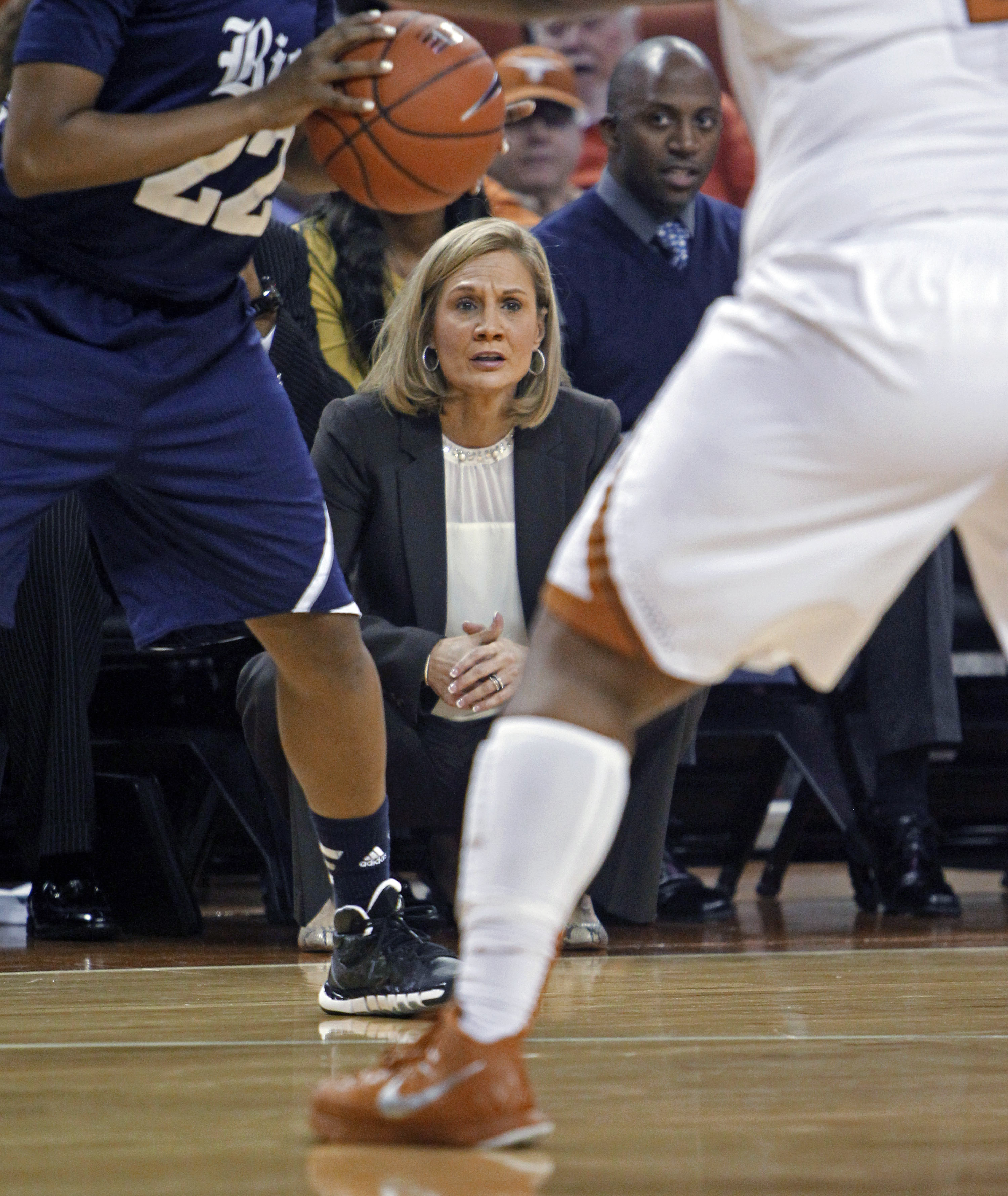 No. 3 Texas cruises to 77-54 win over Rice