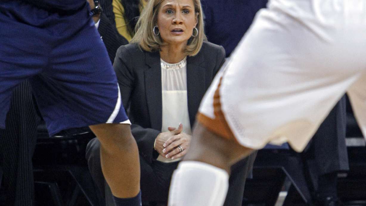 No. 3 Texas cruises to 77-54 win over Rice