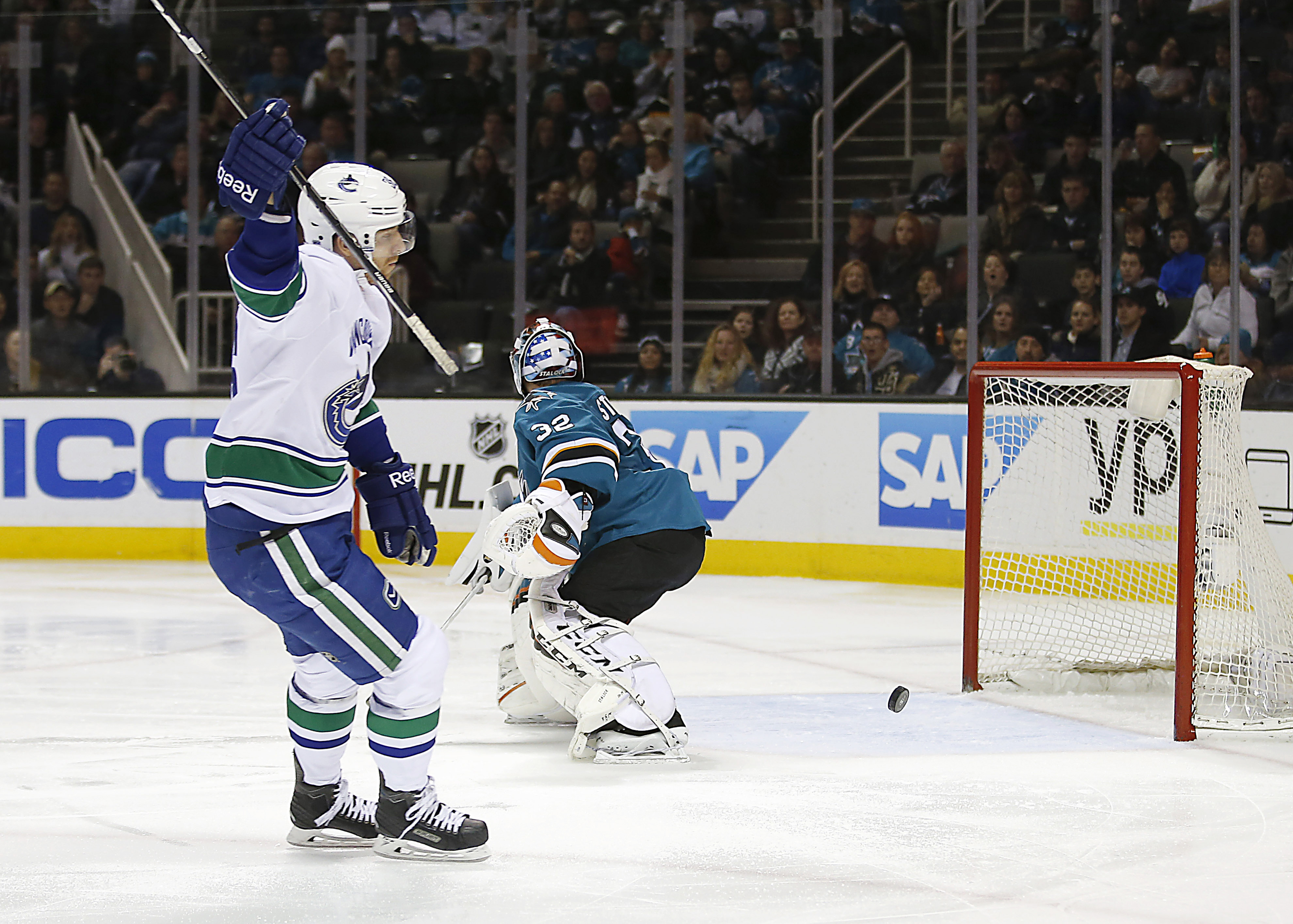 Hansen helps Canucks beat Sharks 3-1